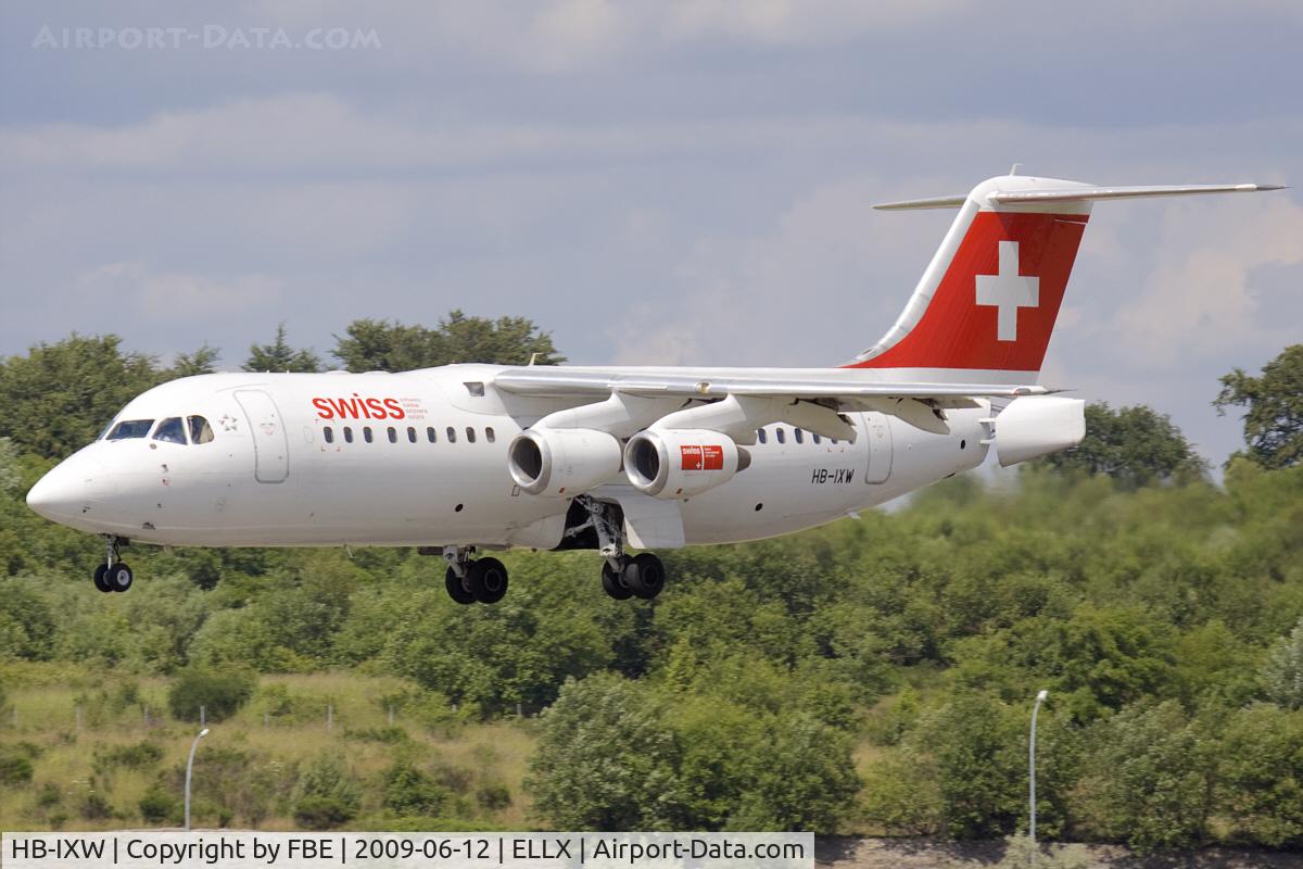 HB-IXW, 1995 British Aerospace Avro 146-RJ100 C/N E3272, short final RW24