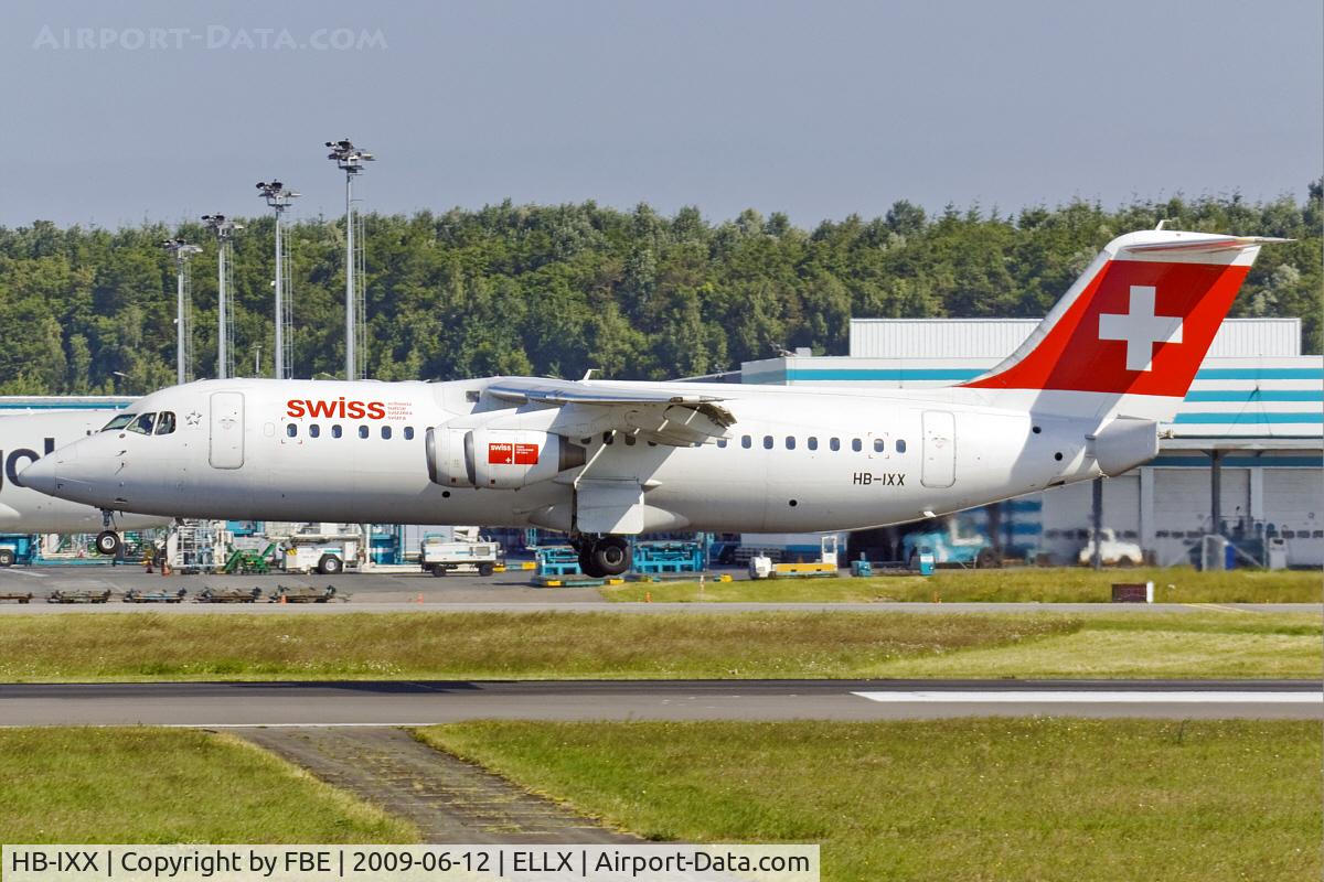 HB-IXX, 1995 British Aerospace Avro 146-RJ100 C/N E3262, moment before touch down
