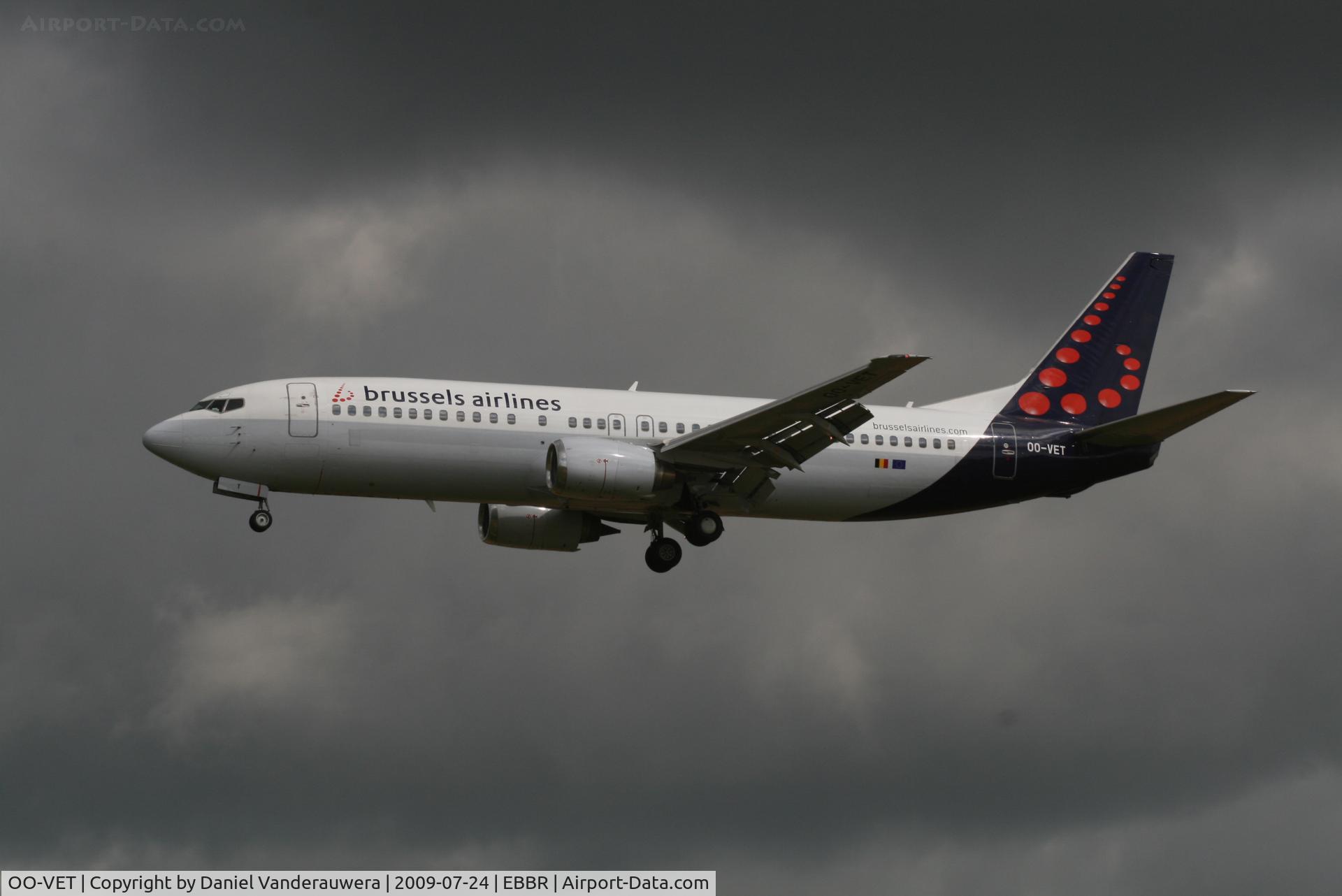 OO-VET, 1998 Boeing 737-4Q8 C/N 28202, flight SN3696 is descending to rwy 25L under a very cloudy sky