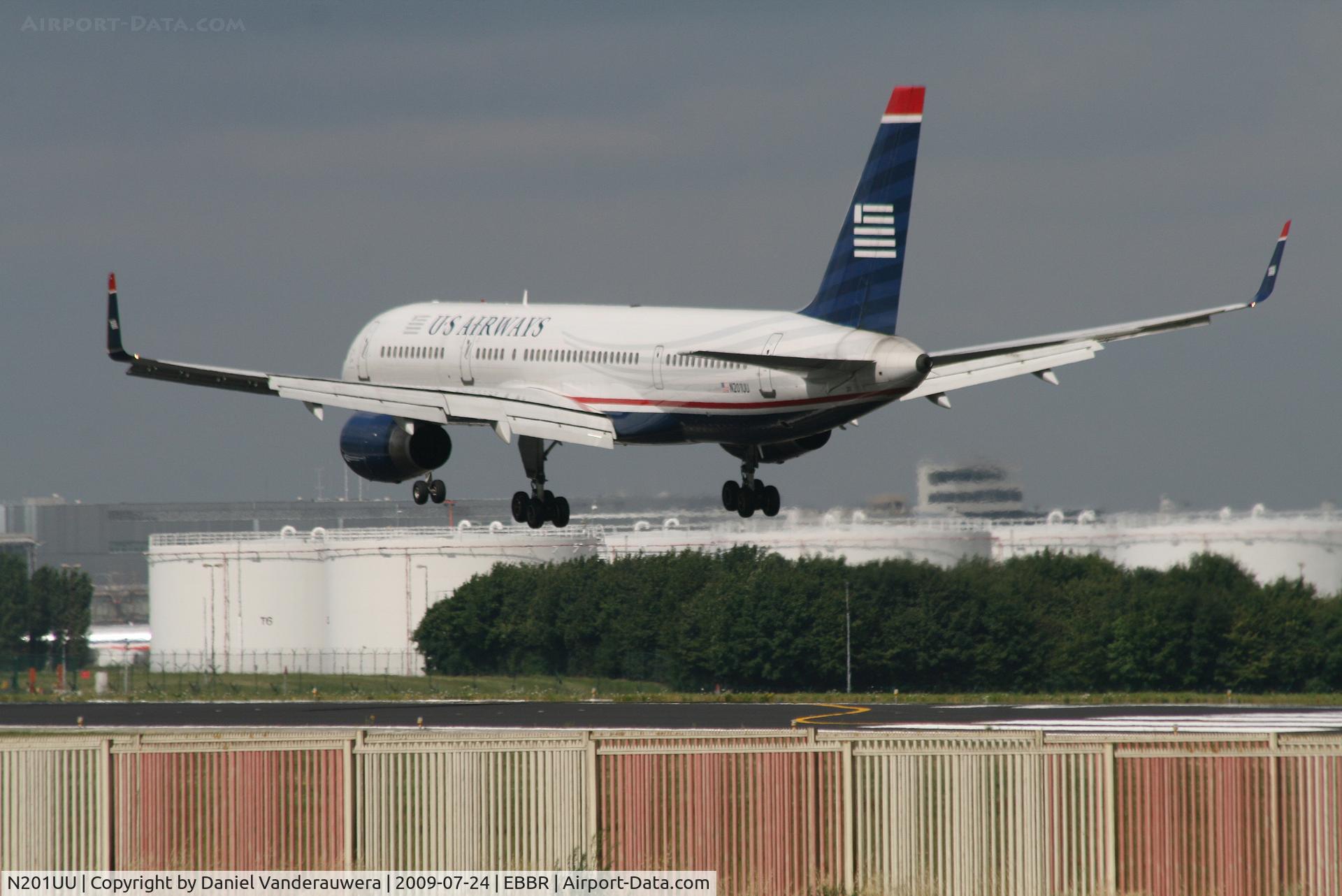 N201UU, 1995 Boeing 757-2B7 C/N 27810, several seconds before landing on rwy 25L