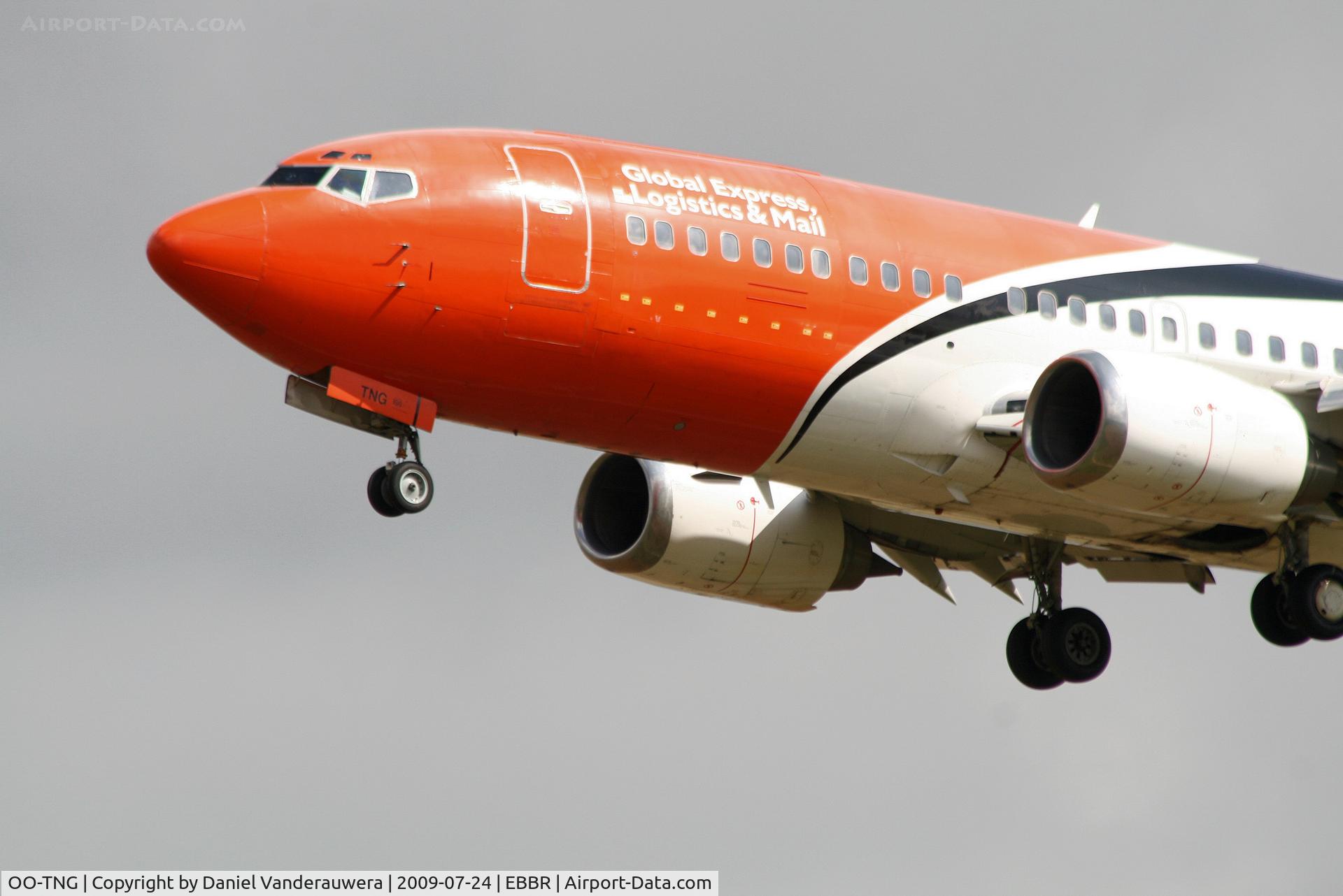 OO-TNG, 1988 Boeing 737-3Y0 C/N 24255, flight TAY5820 is descending to rwy 25L under a very cloudy sky