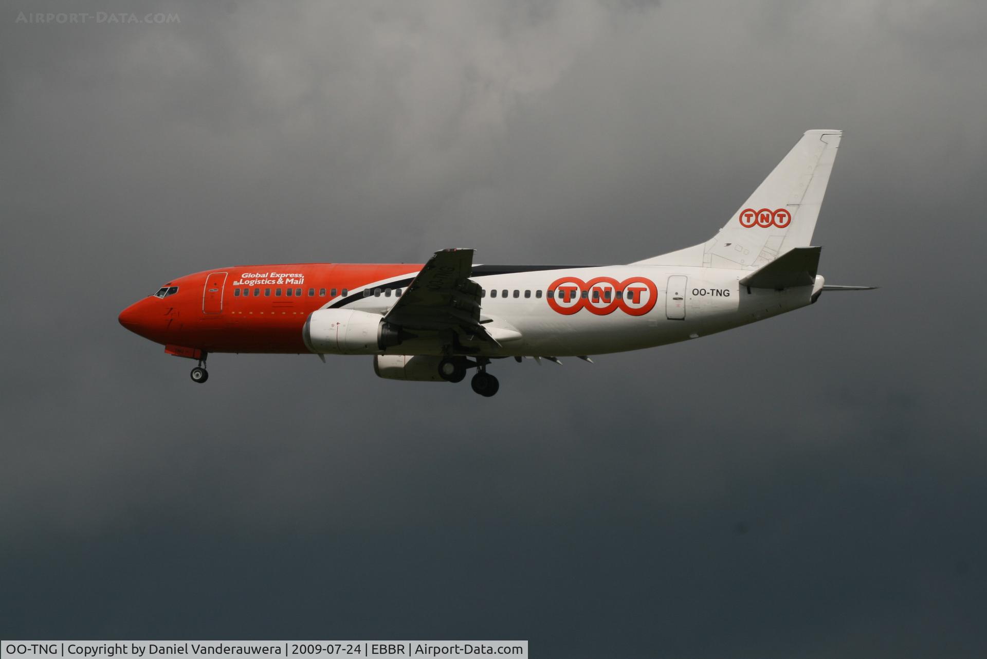OO-TNG, 1988 Boeing 737-3Y0 C/N 24255, flight TAY5820 is descending to rwy 25L under a very cloudy sky