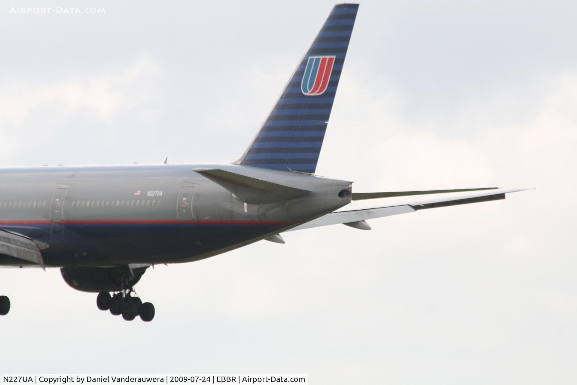 N227UA, 2002 Boeing 777-222 C/N 30555, arrival of flight UA950 to rwy 25L