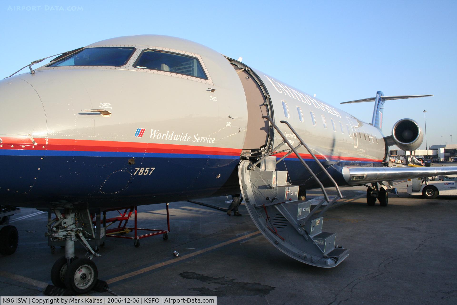 N961SW, 2003 Canadair CL-600-2B19 Regional Jet CRJ-200LR C/N 7857, SkyWest, CL-600-2B19, N961SW at the gate KSFO