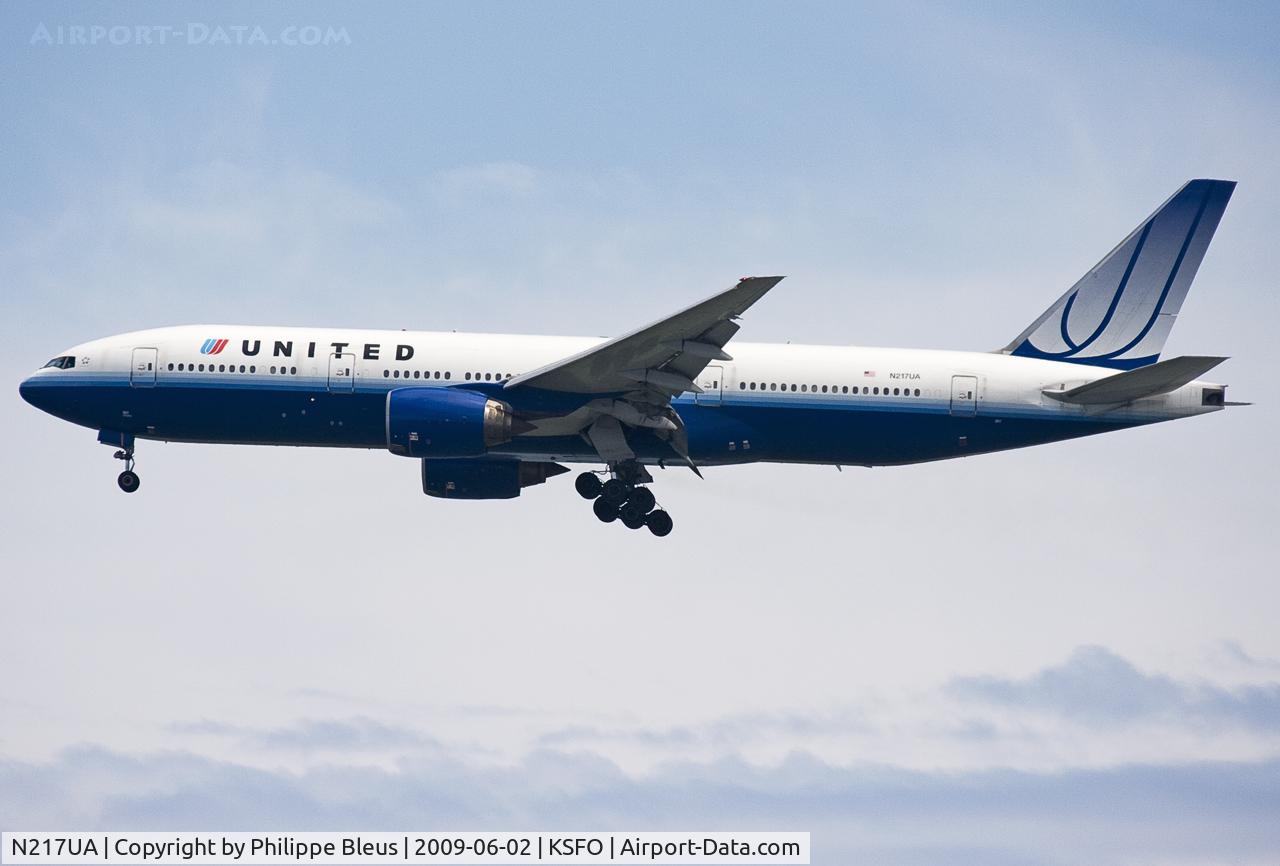 N217UA, 2000 Boeing 777-222 C/N 30550, Final rwy 28L over the bay.