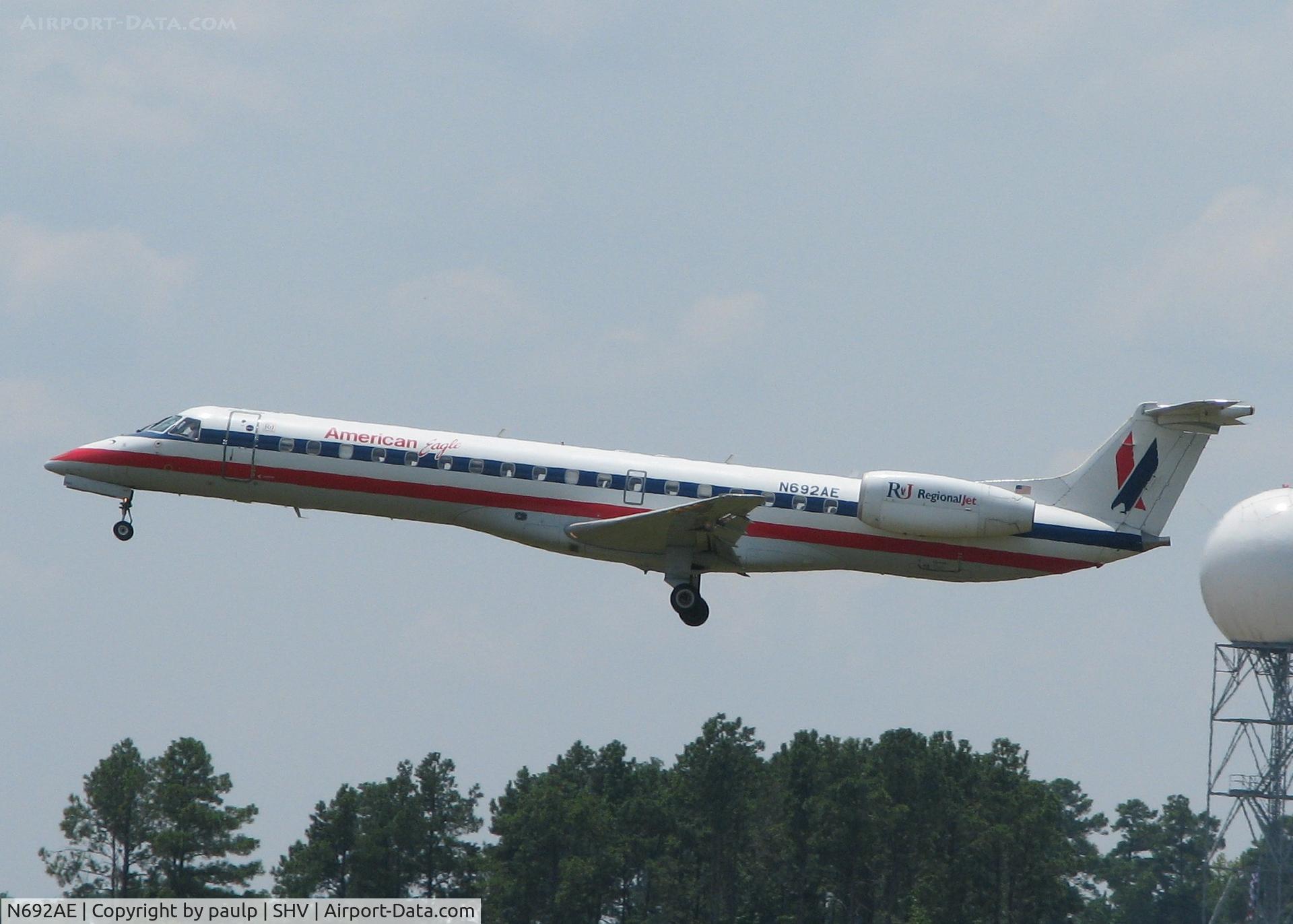 N692AE, 2004 Embraer ERJ-145LR (EMB-145LR) C/N 14500866, Landing on runway 14 at the Shreveport Regional airport.