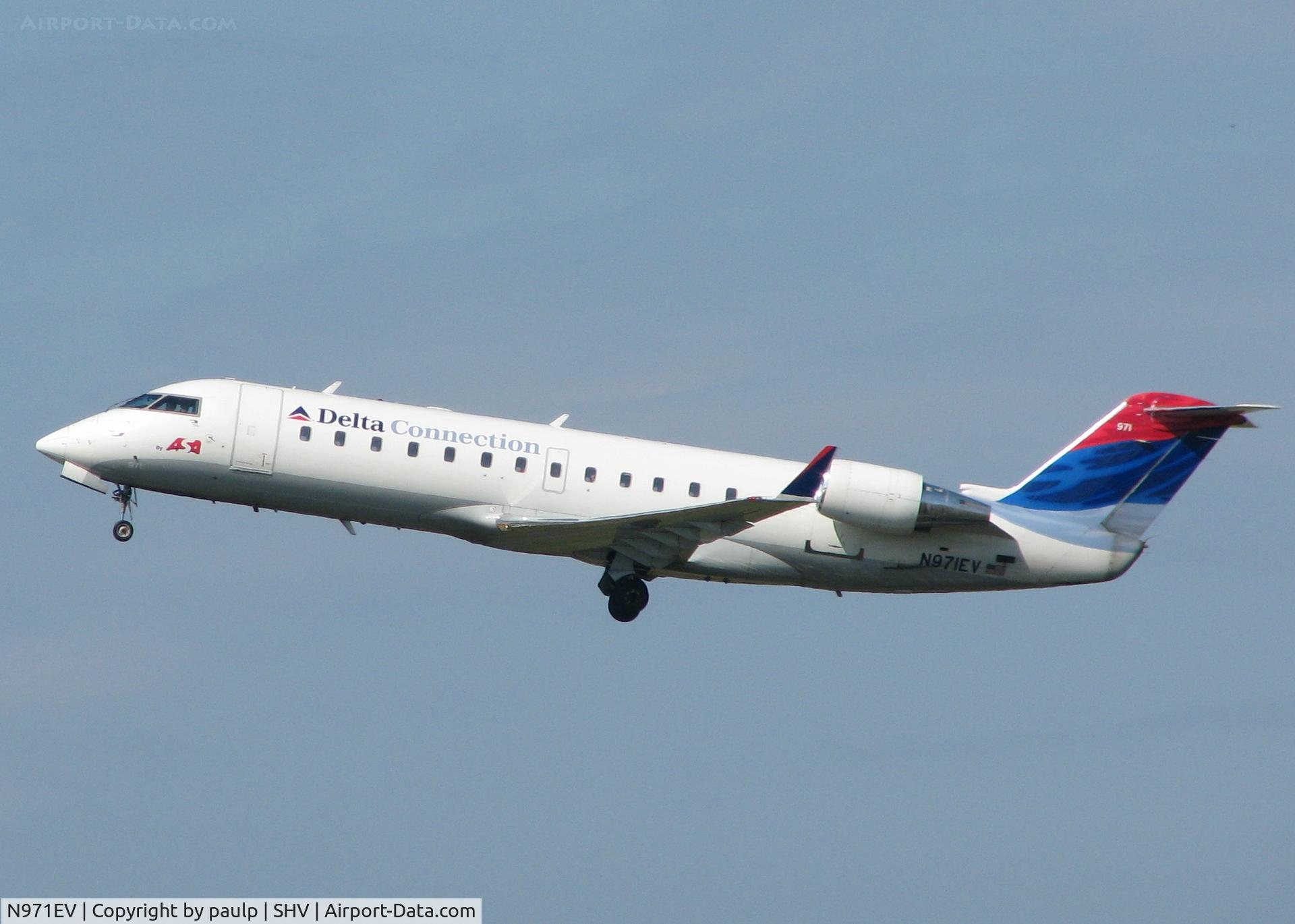 N971EV, 2001 Bombardier CRJ-200ER (CL-600-2B19) C/N 7528, Landing on 14 at Shreveport Regional.
