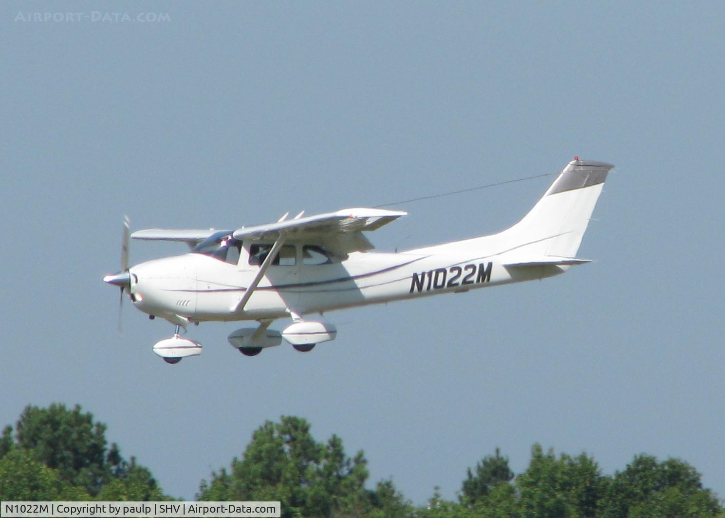 N1022M, 1975 Cessna 182P Skylane C/N 18264209, Landing at Shreveport Regional.