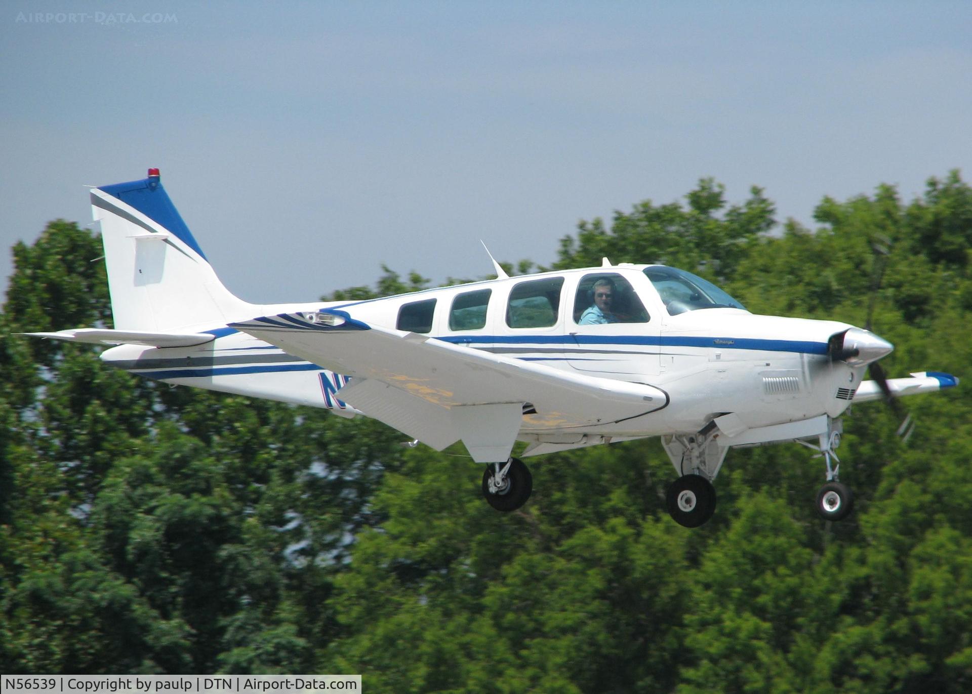 N56539, 1990 Beech A36 Bonanza 36 C/N E2539, Landing on runway 14 at the Shreveport Downtown airport.