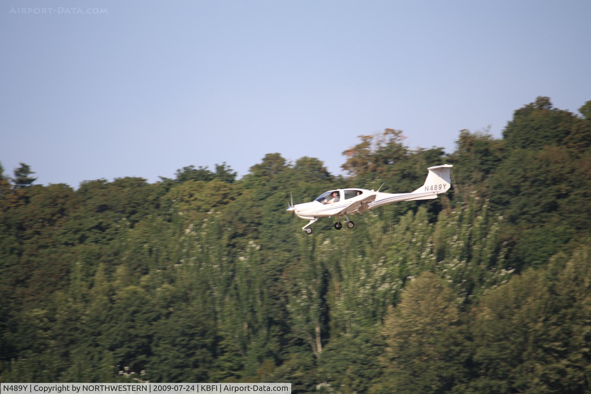 N489Y, 2007 Diamond DA-40 Diamond Star C/N 40.894, touch and go