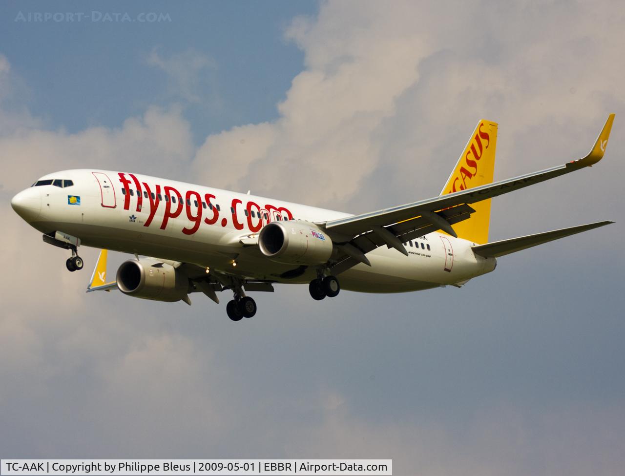 TC-AAK, 2007 Boeing 737-8FH C/N 35094/2195, Short final rwy 25L.