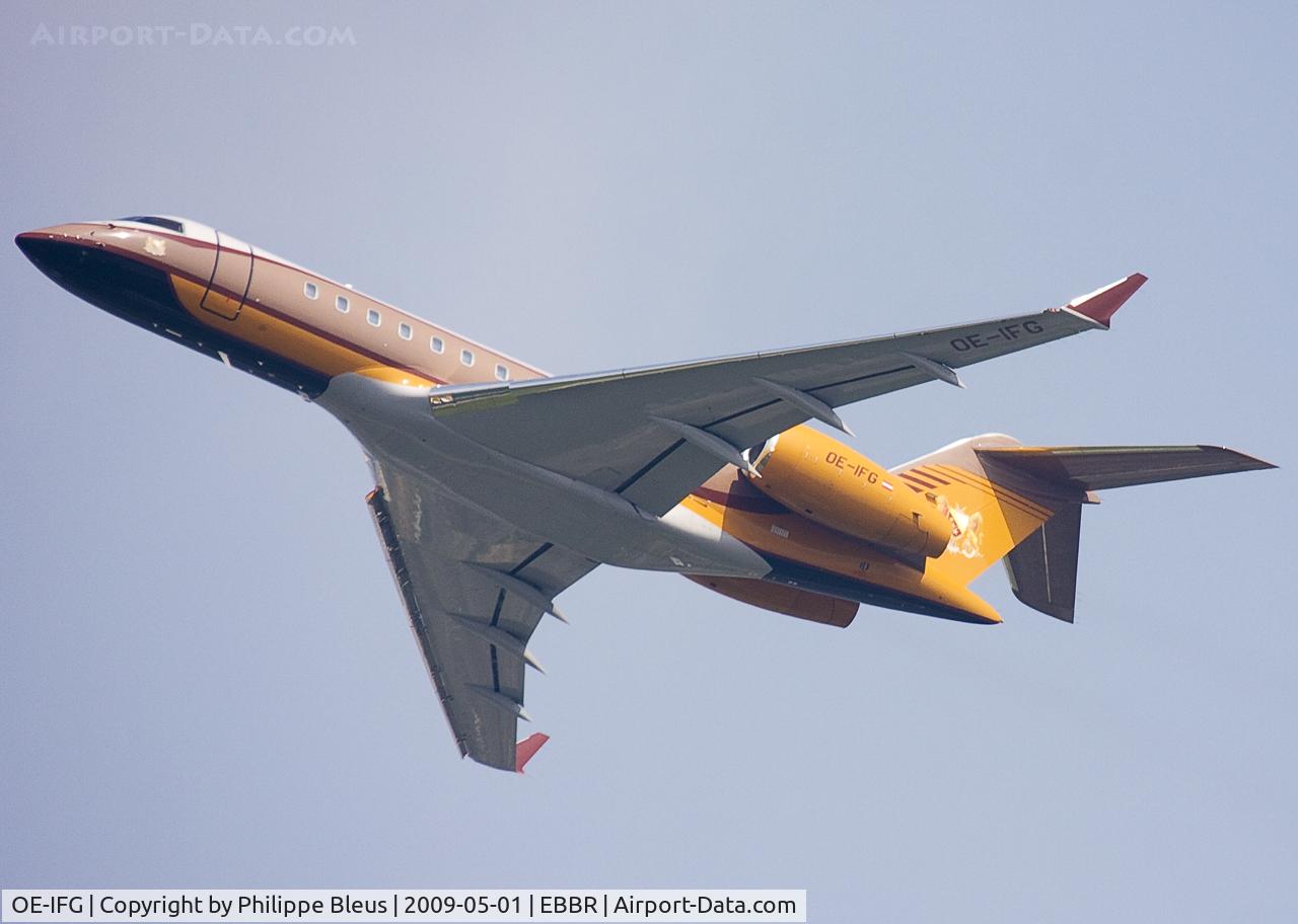 OE-IFG, 2005 Bombardier BD-700-1A11 Global 5000 C/N 9182, Rare bird climbing from rwy 25R.