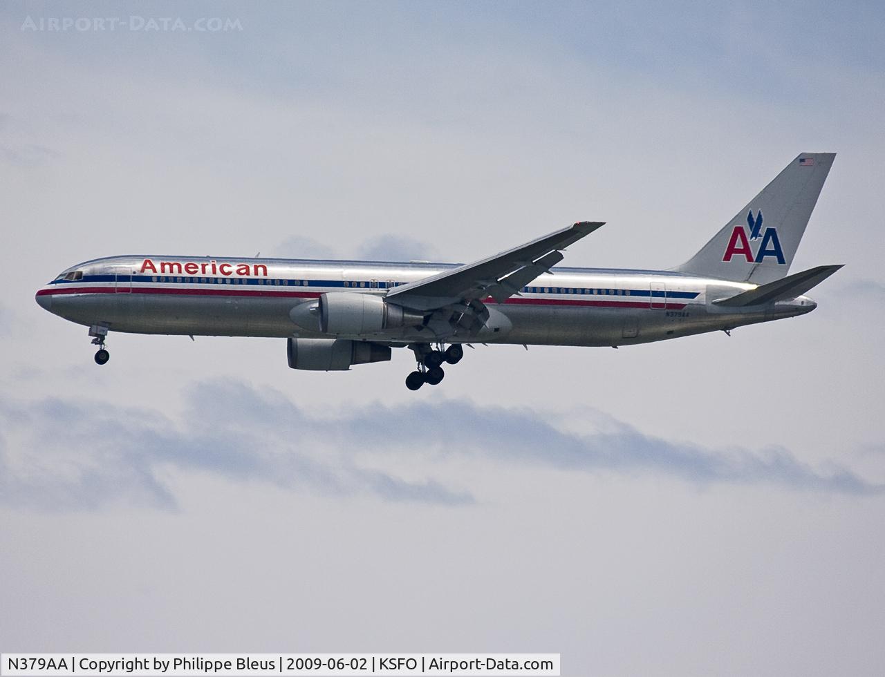 N379AA, 1993 Boeing 767-323/ER C/N 25448, Final rwy 28L over the bay.