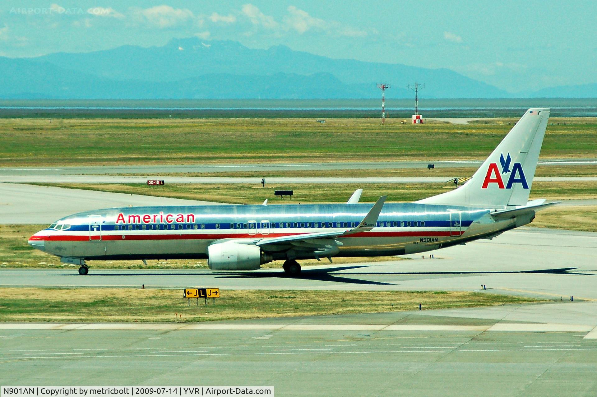 N901AN, 1999 Boeing 737-823 C/N 29503, taxying for departure