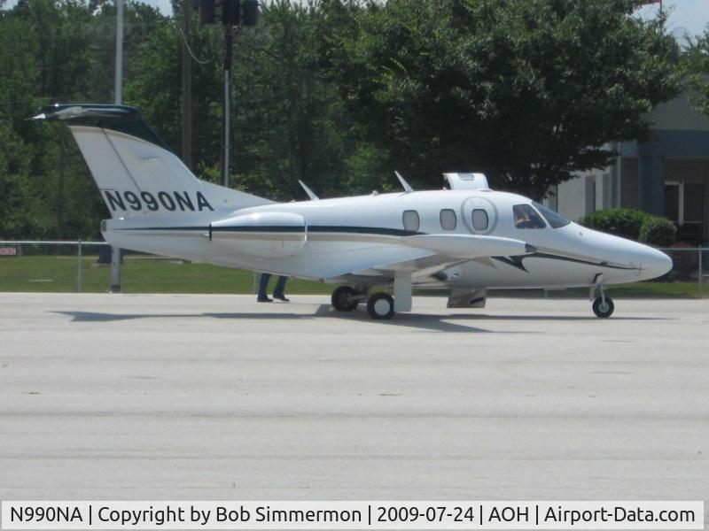 N990NA, 2007 Eclipse Aviation Corp EA500 C/N 000086, On the ramp at Lima, Ohio