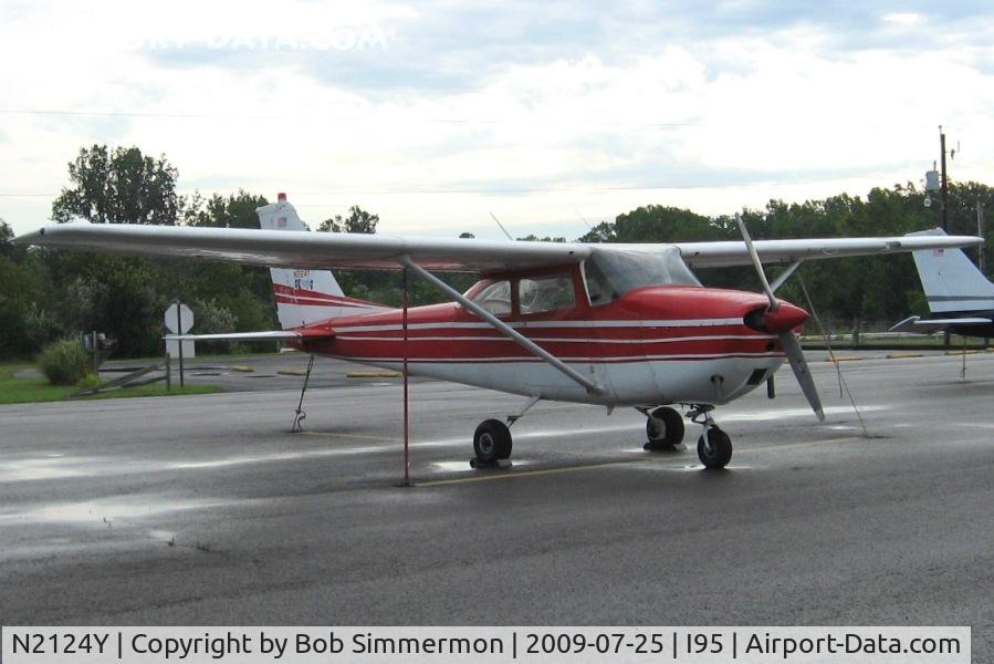 N2124Y, 1962 Cessna 172D C/N 17249624, On the ramp at Kenton, Ohio.