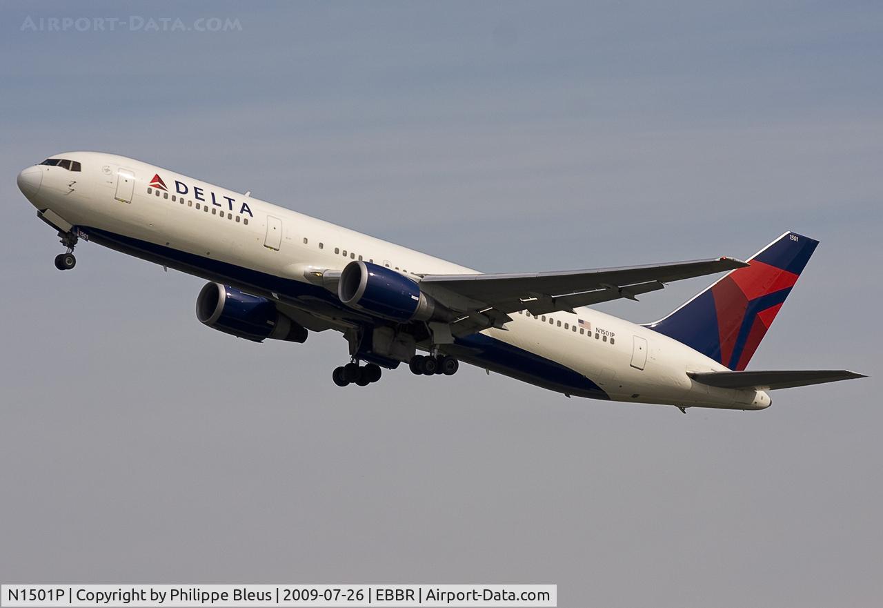 N1501P, 1990 Boeing 767-3P6 C/N 24983, Climbing from rwy 25R fro another flight (DL125) back to Atlanta.
