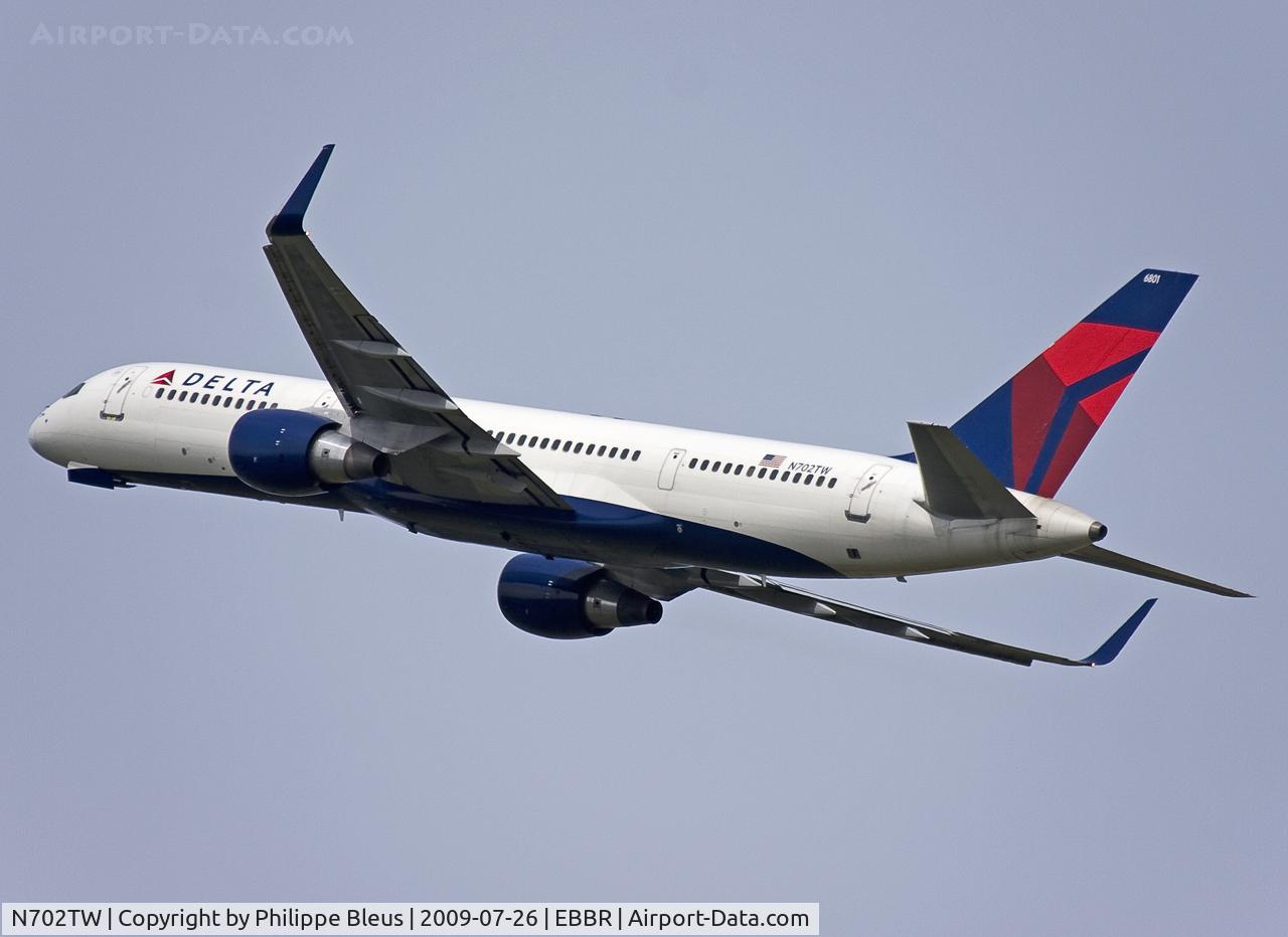 N702TW, 1996 Boeing 757-2Q8 C/N 28162, Banking on the standard departure route, off rwy 25R, bound for New York JFK as Flight DL141.