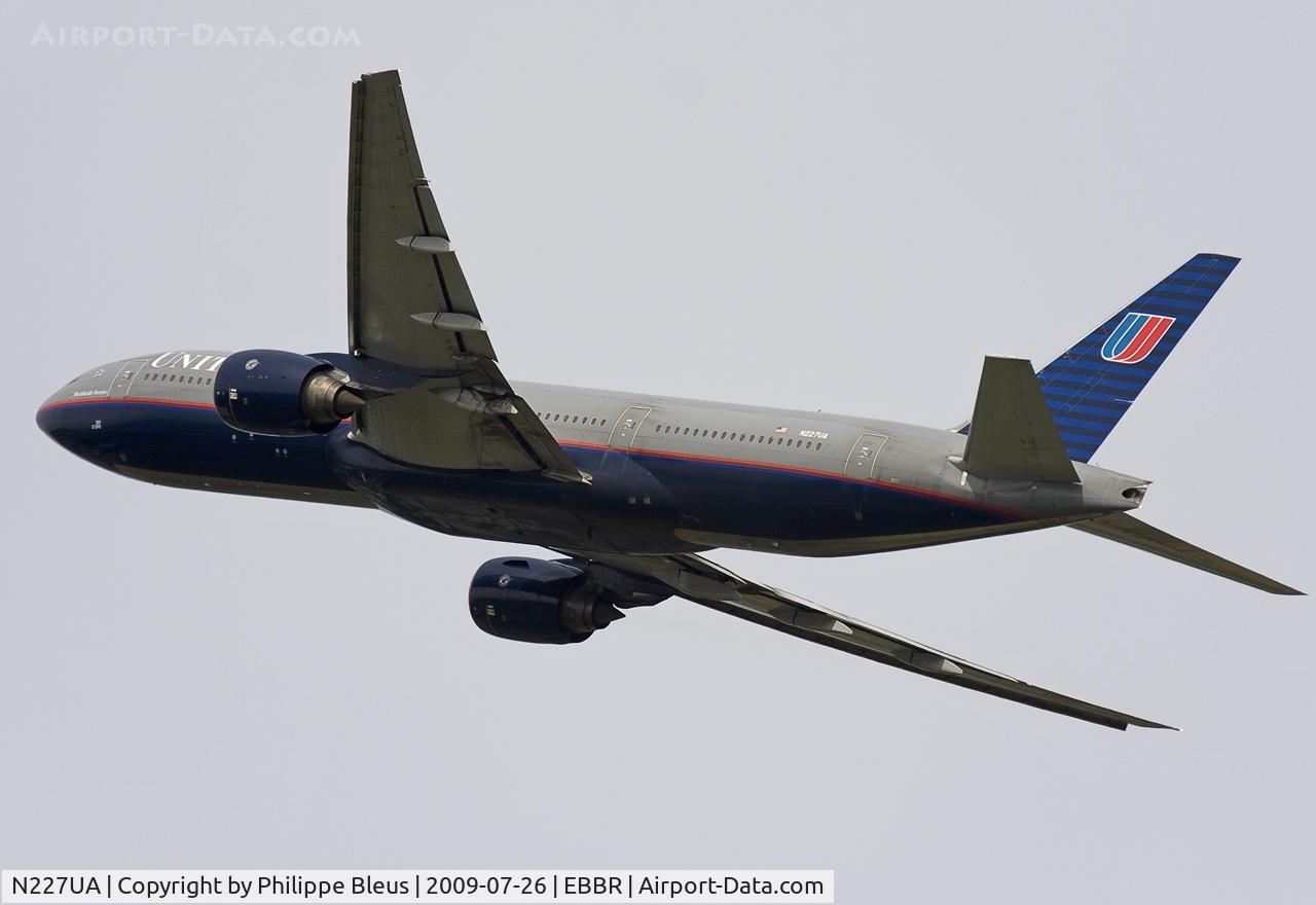 N227UA, 2002 Boeing 777-222 C/N 30555, Daily Flight to Washington Dulles (UA951) banking right on the standard departure route. Off rwy 25R.