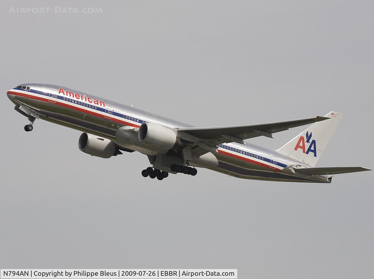 N794AN, 2000 Boeing 777-223 C/N 30256, Climbing from rwy 25R for Chicago O'Hare (as AA171). Gear on the move.