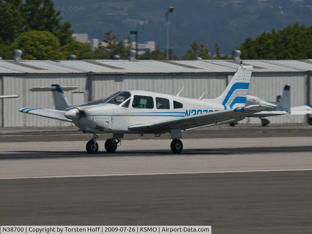 N38700, 1978 Piper PA-28-181 C/N 28-7890001, N38700 departing from RWY 21