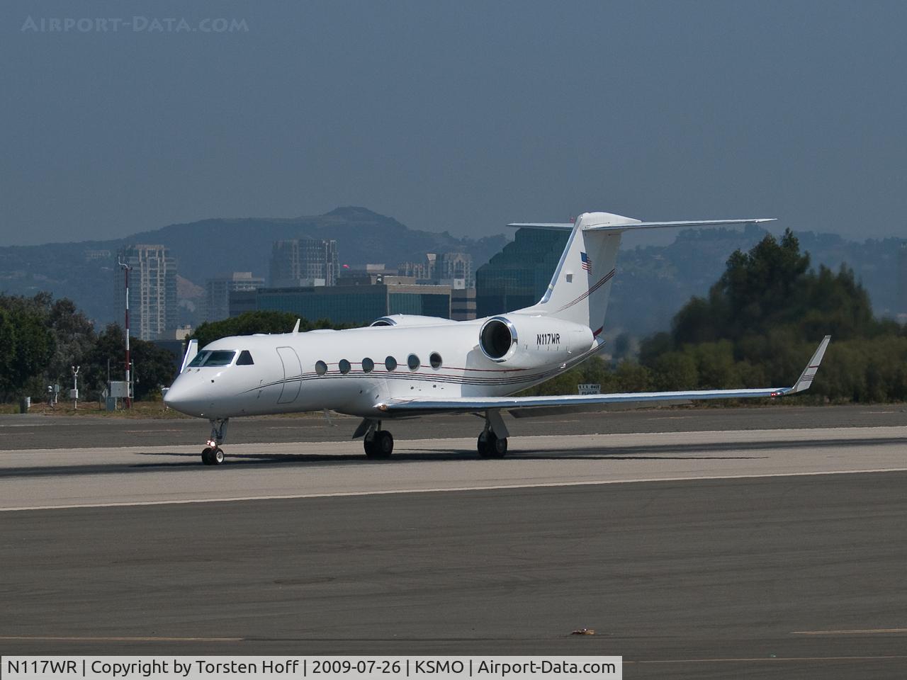 N117WR, 2005 Gulfstream Aerospace GIV-X (G350) C/N 4015, N117WR departing from RWY 21