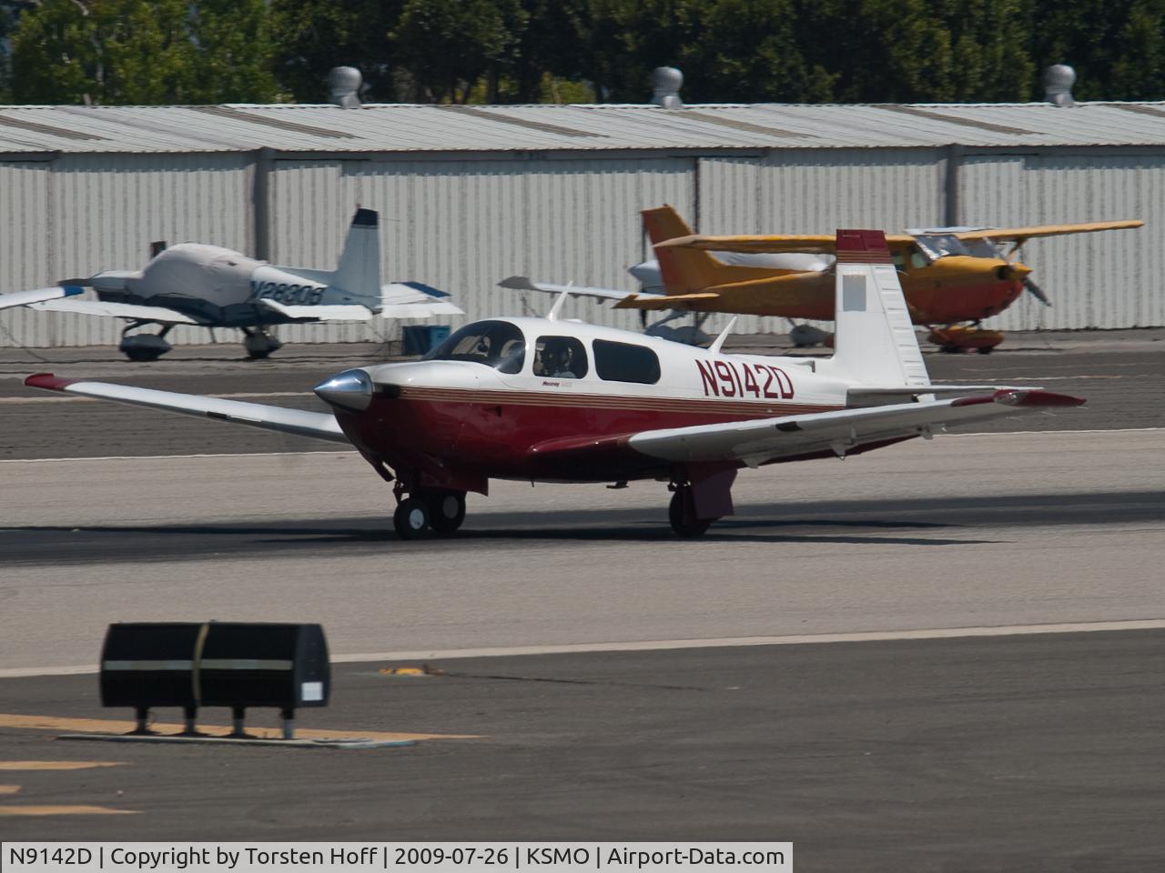 N9142D, 1993 Mooney M20J 201 C/N 24-3287, N9142D departing from RWY 21