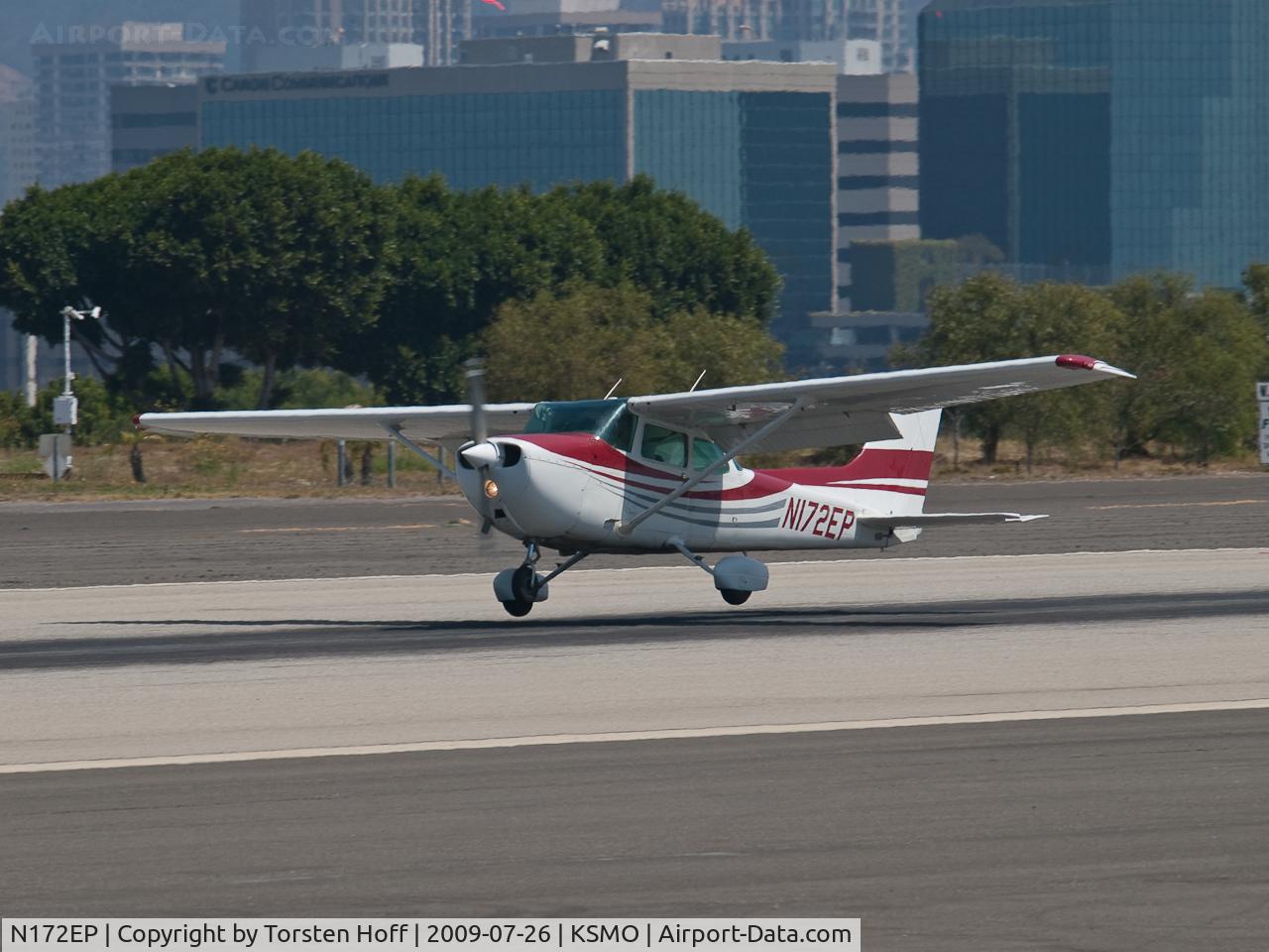 N172EP, 1976 Cessna 172N C/N 17267932, N172EP arriving on RWY 21