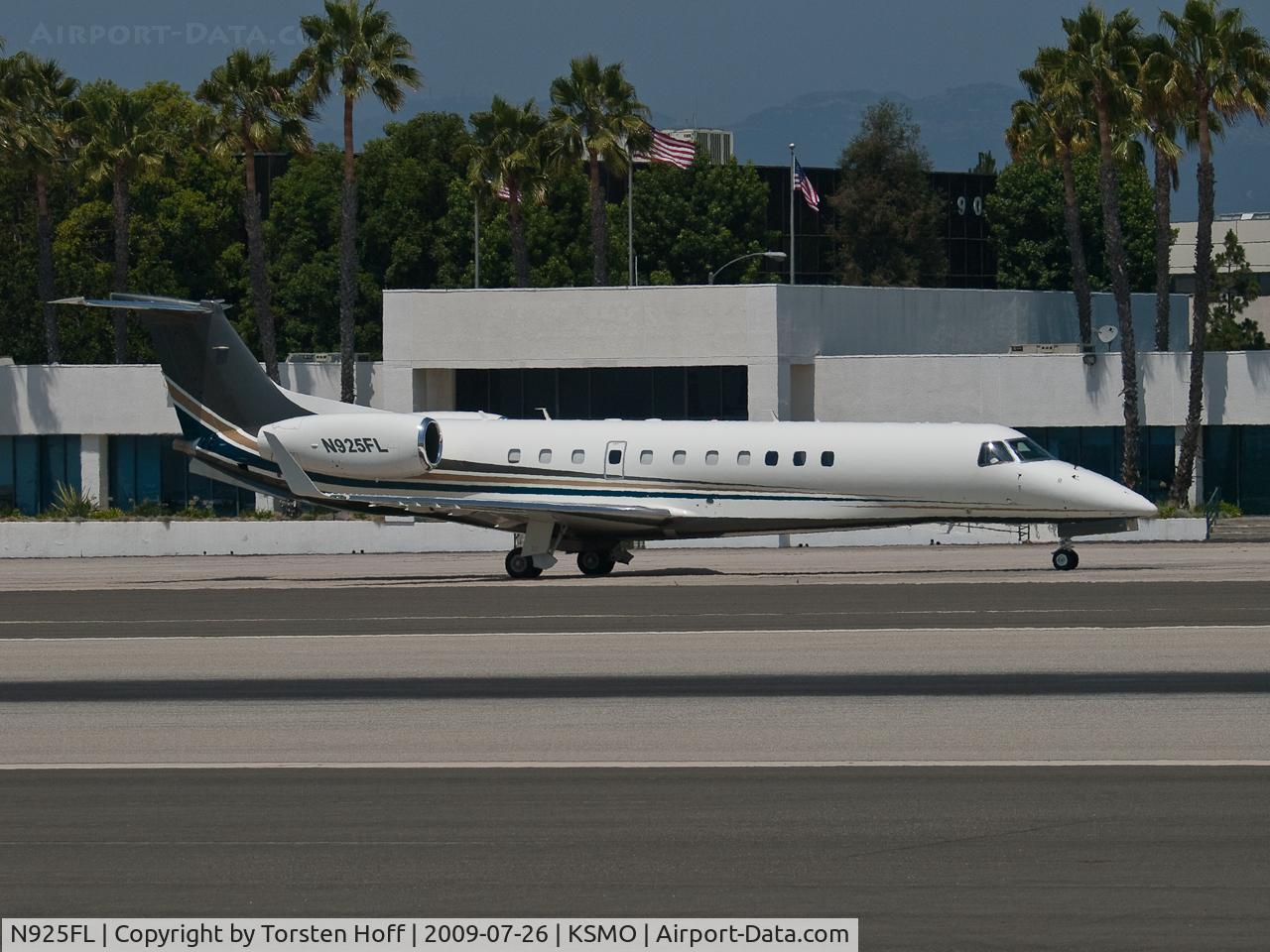 N925FL, 2004 Embraer EMB-135BJ Legacy C/N 14500825, N925FL taxiing
