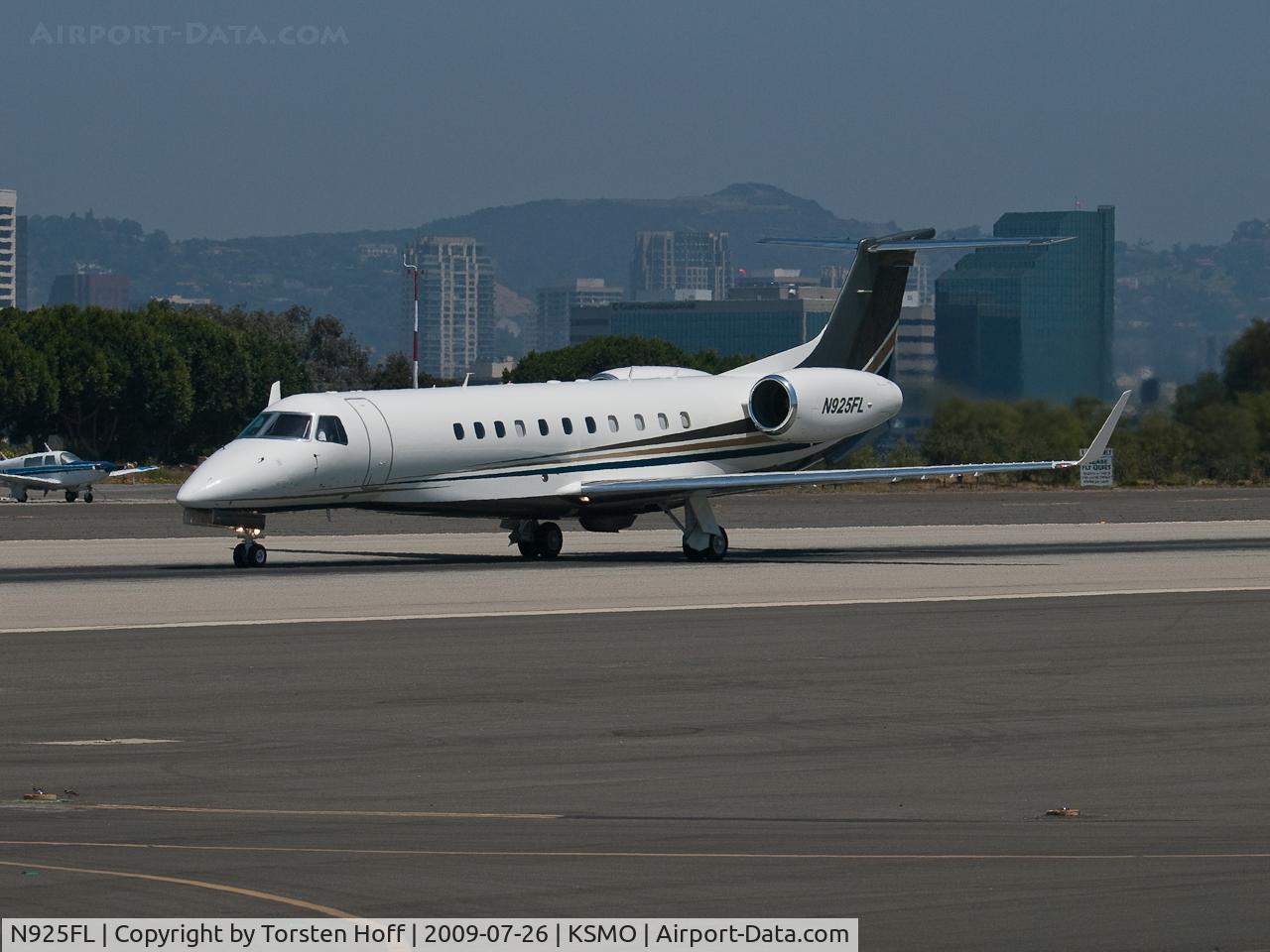N925FL, 2004 Embraer EMB-135BJ Legacy C/N 14500825, N925FL departing from RWY 21