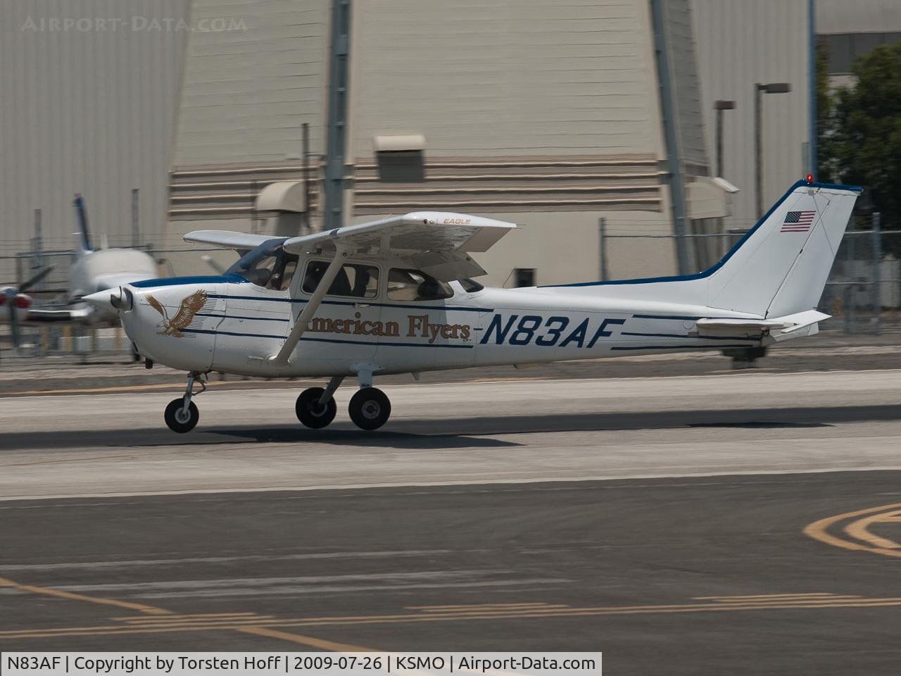 N83AF, 2001 Cessna 172R C/N 17281052, N83AF arriving on RWY 21