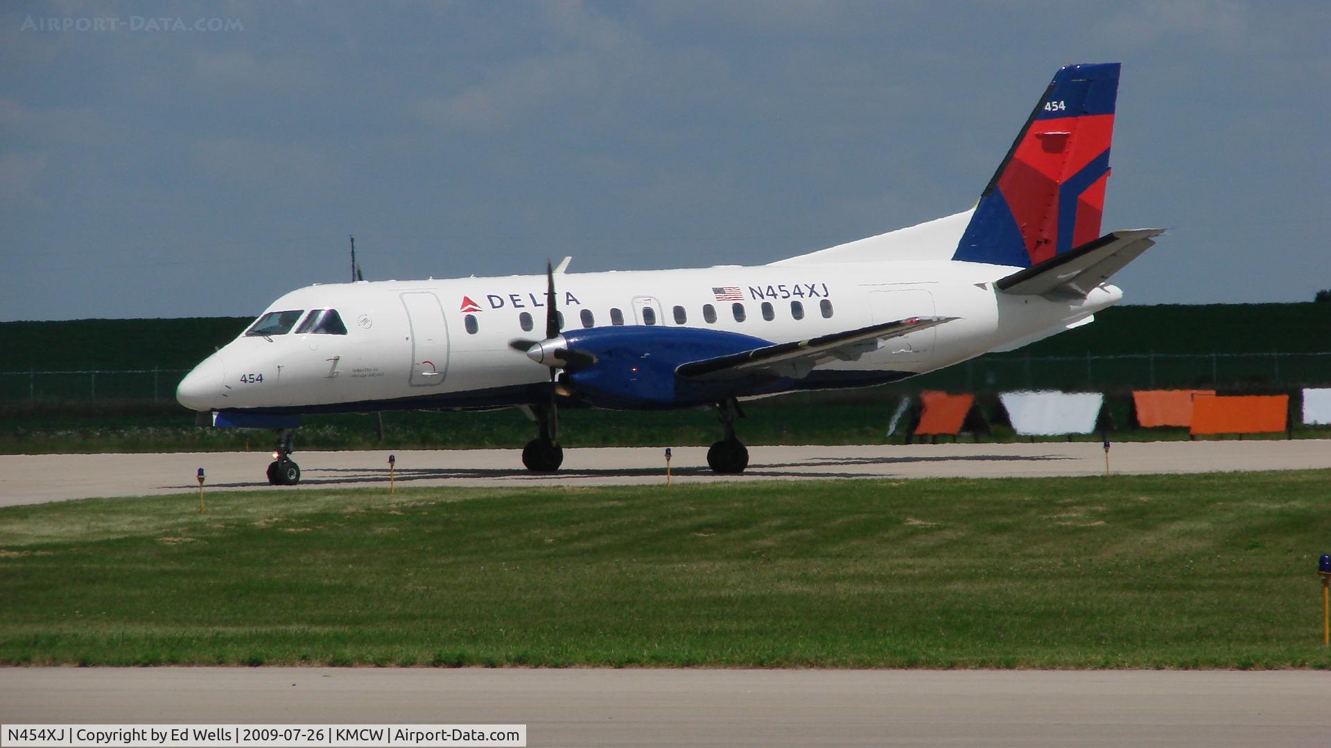 N454XJ, 1998 Saab 340B C/N 340B-454, Clear of Rwy 30