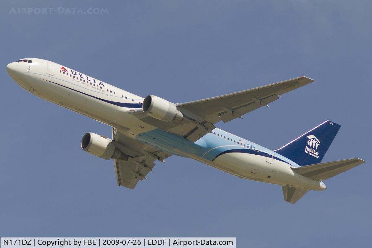 N171DZ, 1998 Boeing 767-332 C/N 29690, climb out RW25R