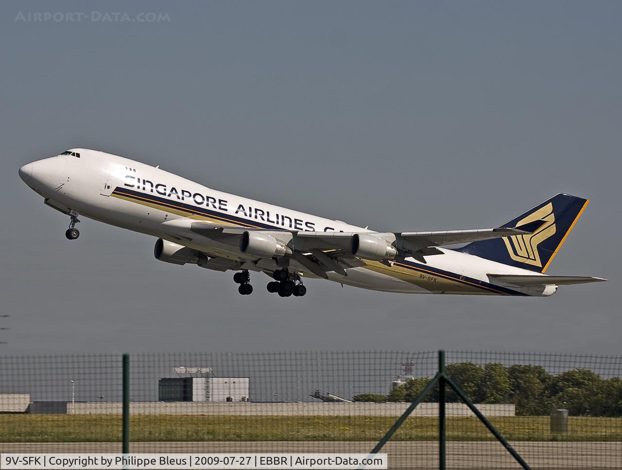 9V-SFK, 1997 Boeing 747-412F/SCD C/N 28023, Regular visitor taking off from rwy 25R.