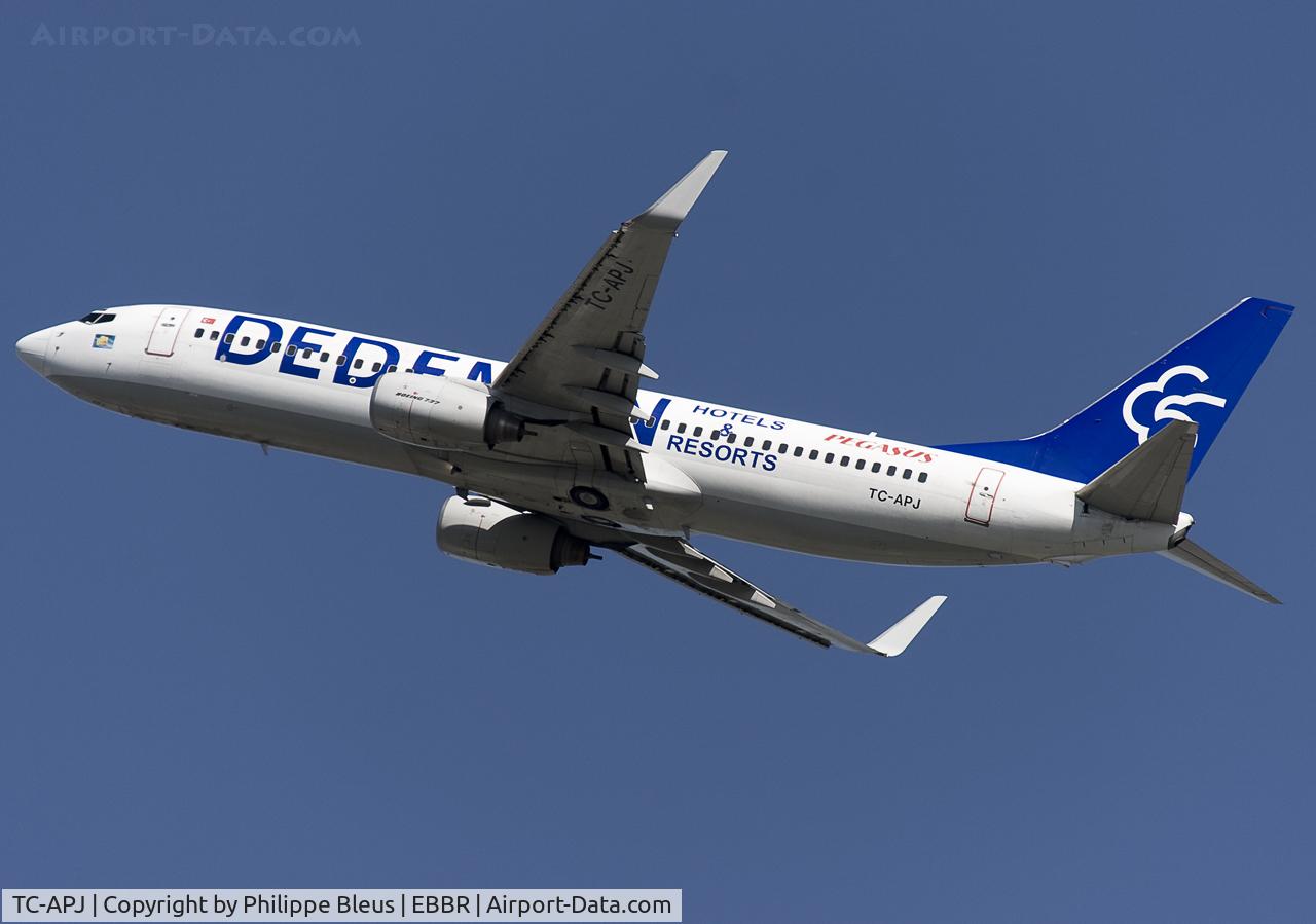 TC-APJ, 2002 Boeing 737-86N C/N 32735, Of rwy 25R.