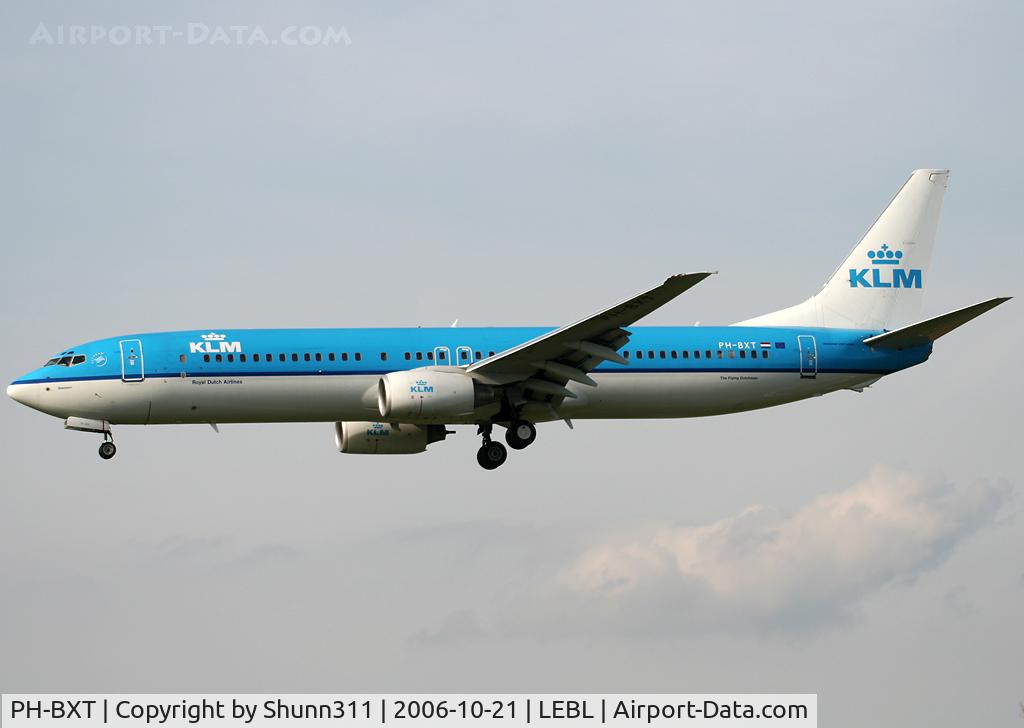 PH-BXT, 2004 Boeing 737-9K2 C/N 32944, Landing rwy 25L