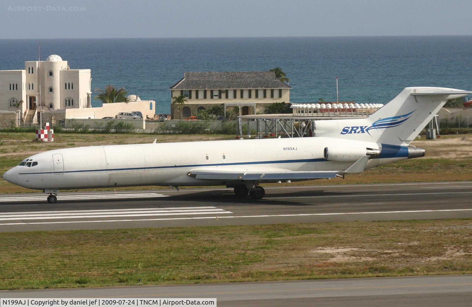 N199AJ, 1979 Boeing 727-2F9 C/N 21426, taking off