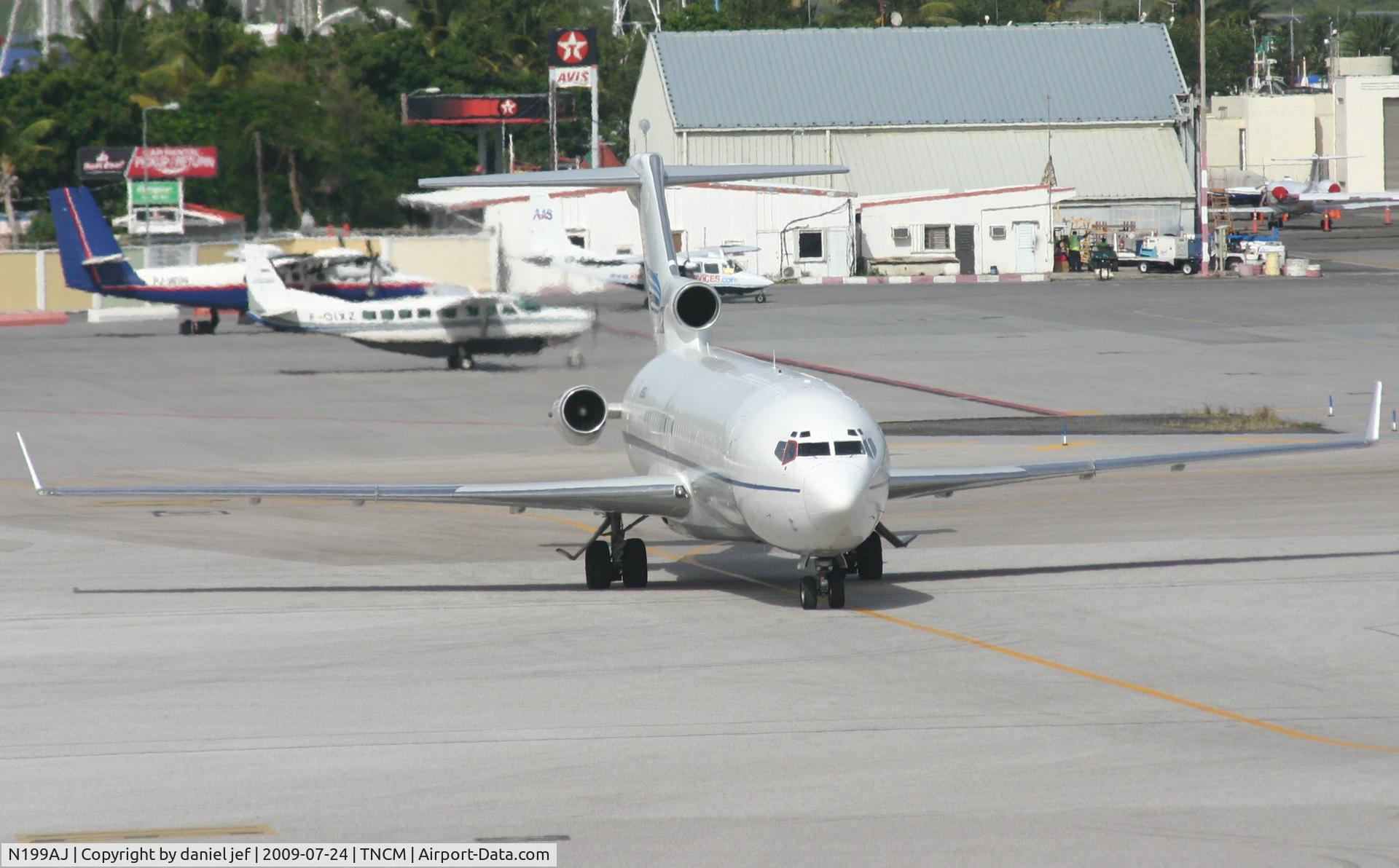 N199AJ, 1979 Boeing 727-2F9 C/N 21426, taxing to the runway