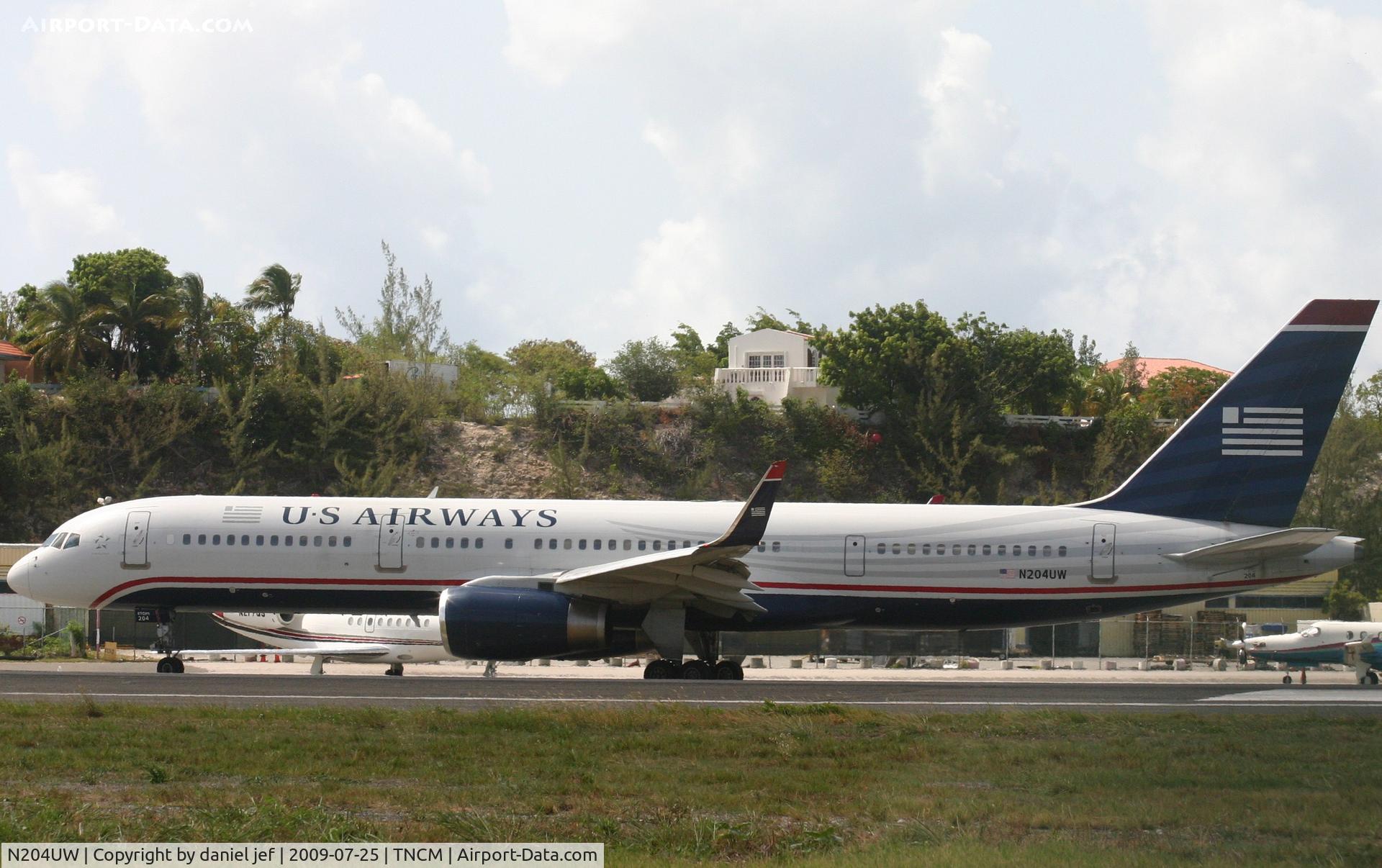 N204UW, 2000 Boeing 757-23N C/N 30886, taxing to the runway