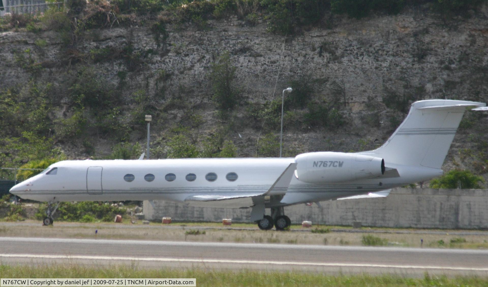 N767CW, 1997 Gulfstream Aerospace G-V C/N 520, park at the cargo ramp