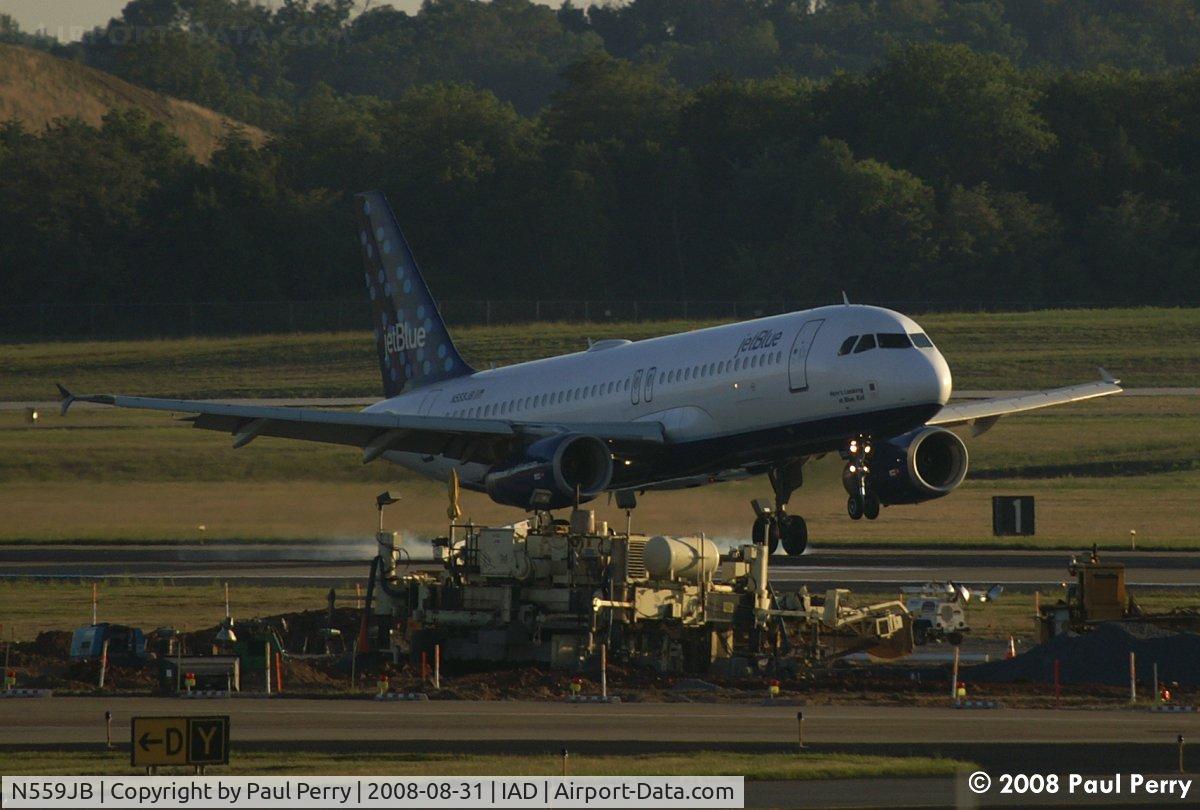 N559JB, 2003 Airbus A320-232 C/N 1917, Smoking the tyres