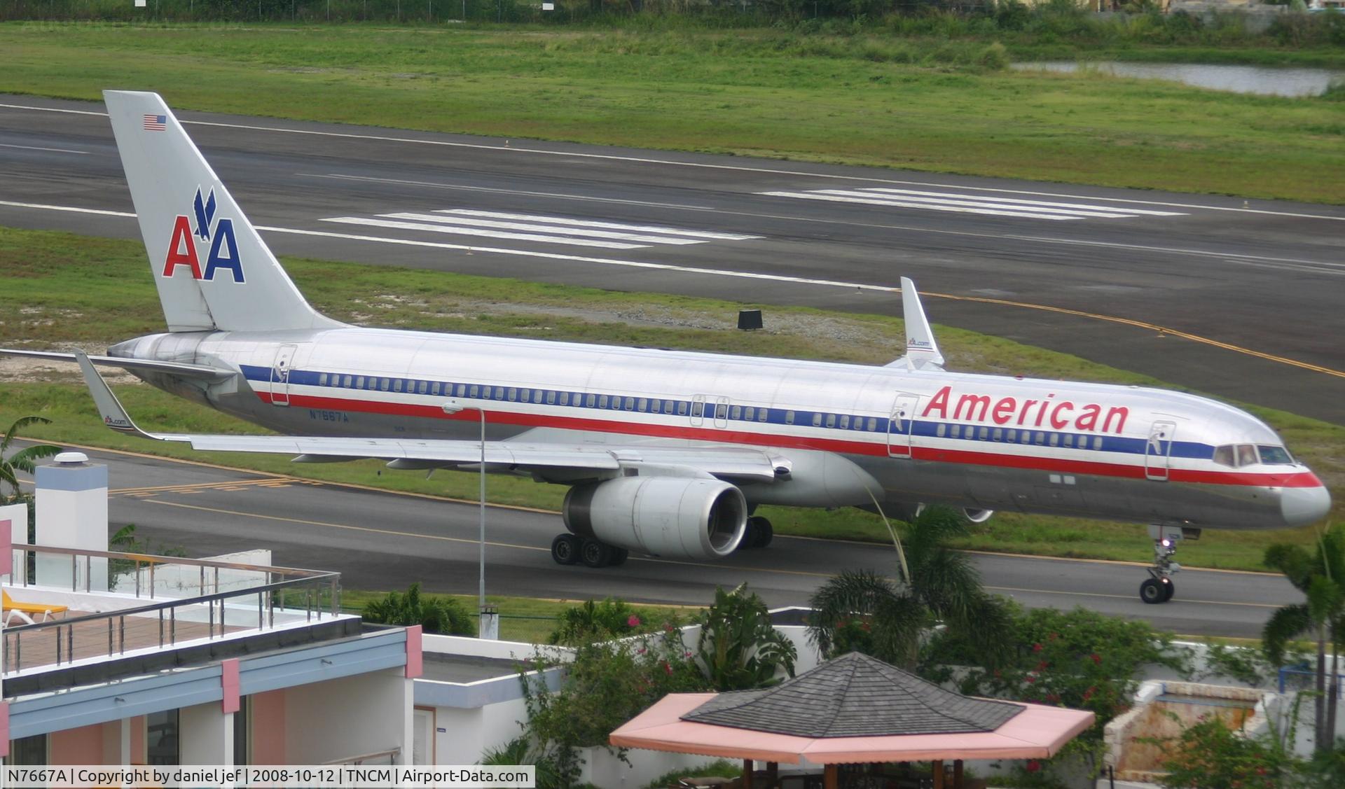 N7667A, 1992 Boeing 757-223 C/N 25301, taxing to the runway