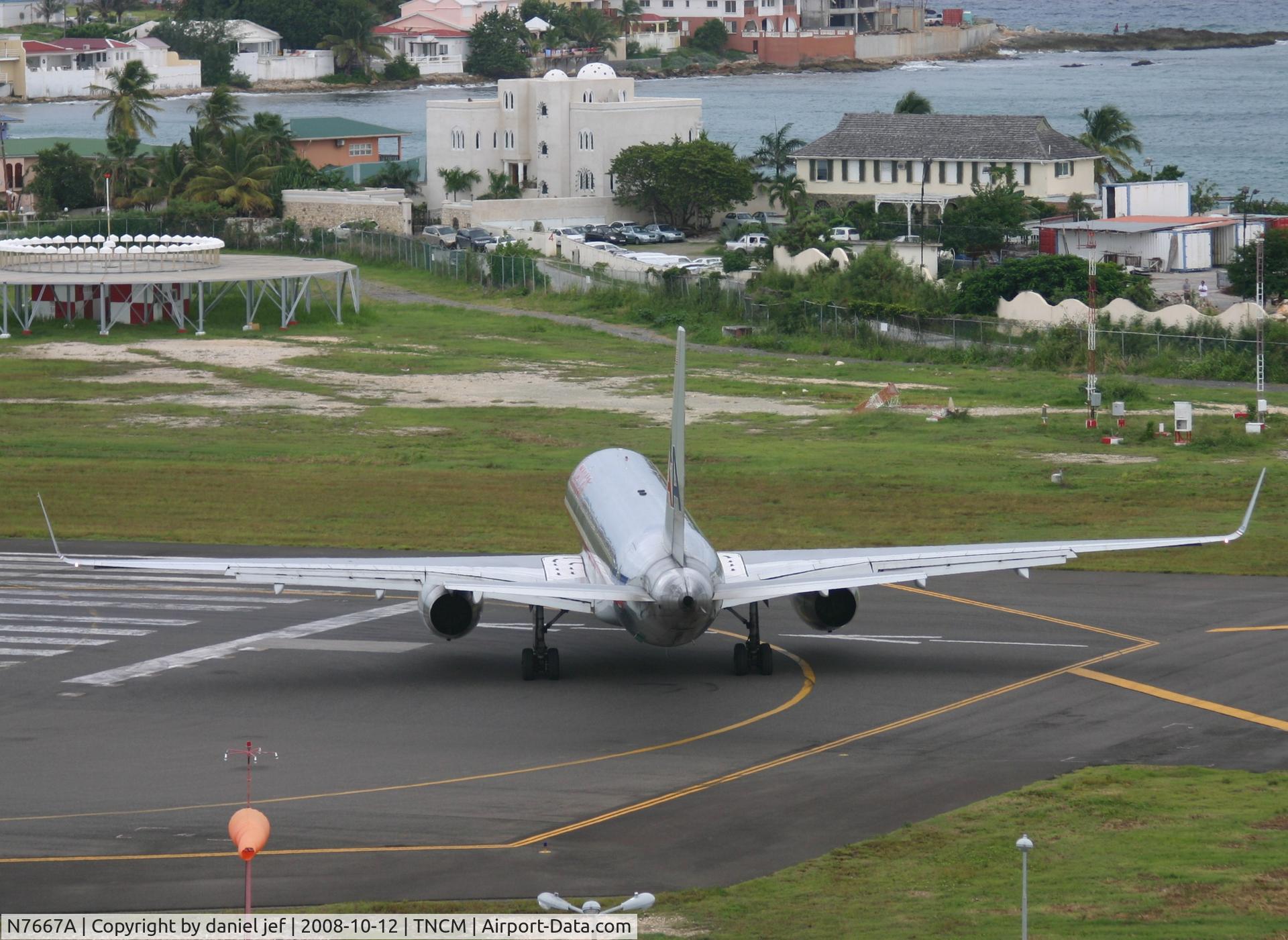 N7667A, 1992 Boeing 757-223 C/N 25301, taxing to the runway
