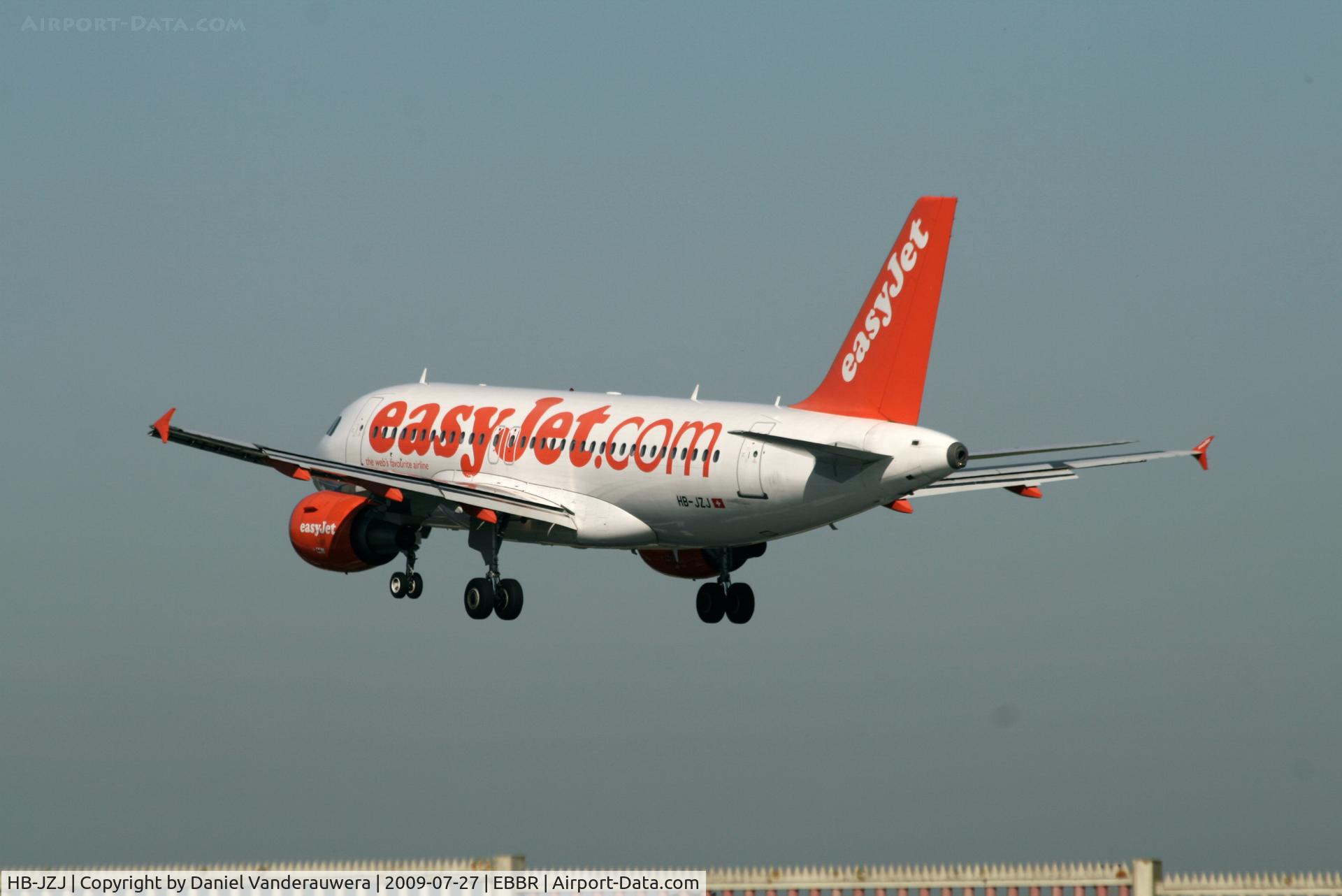 HB-JZJ, 2004 Airbus A319-111 C/N 2265, several seconds before landing on rwy 25L