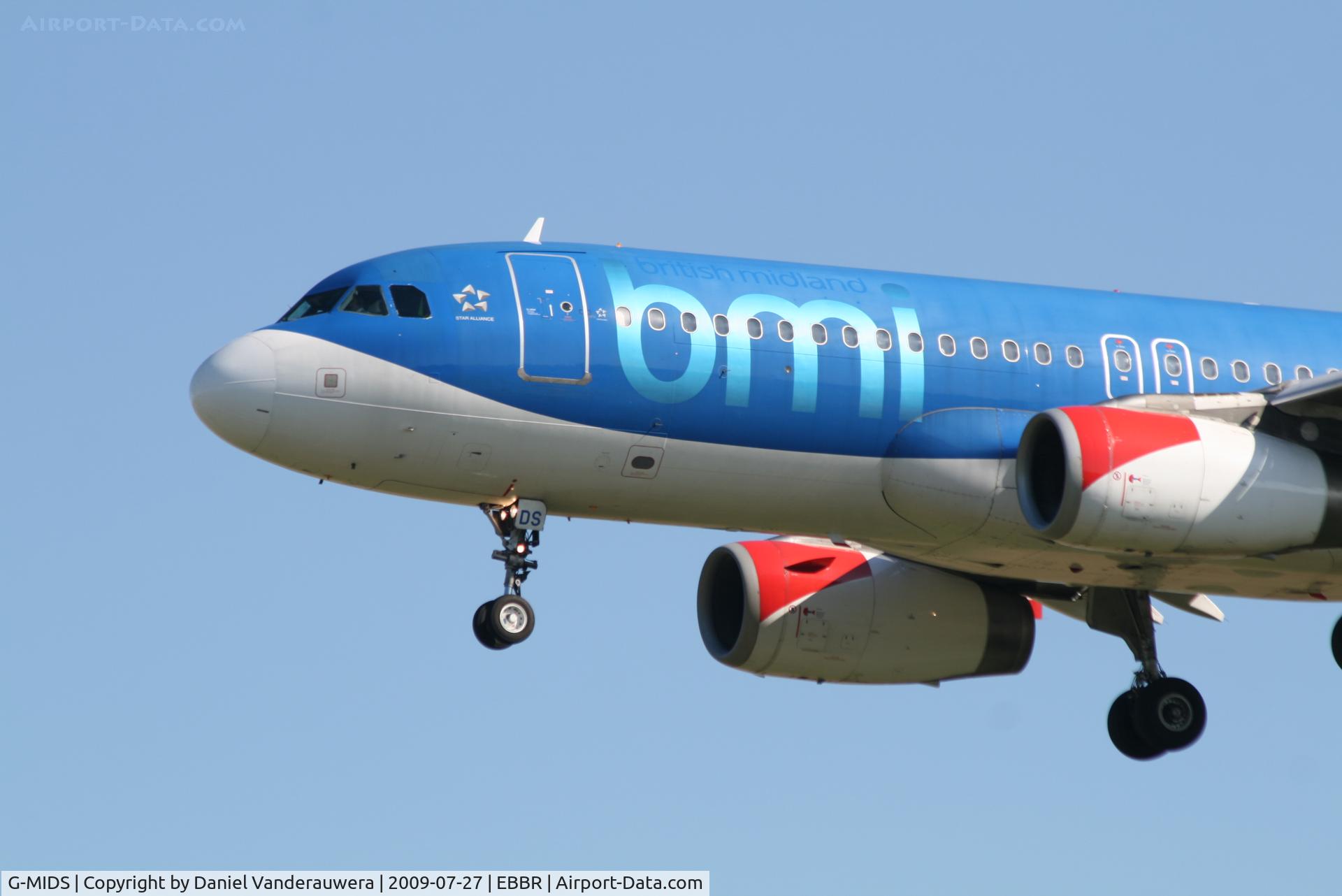 G-MIDS, 2001 Airbus A320-232 C/N 1424, Arriving to rwy 25L