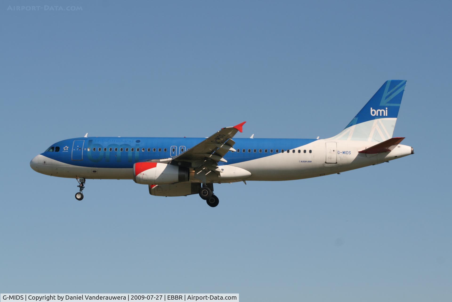 G-MIDS, 2001 Airbus A320-232 C/N 1424, descending to rwy 25L