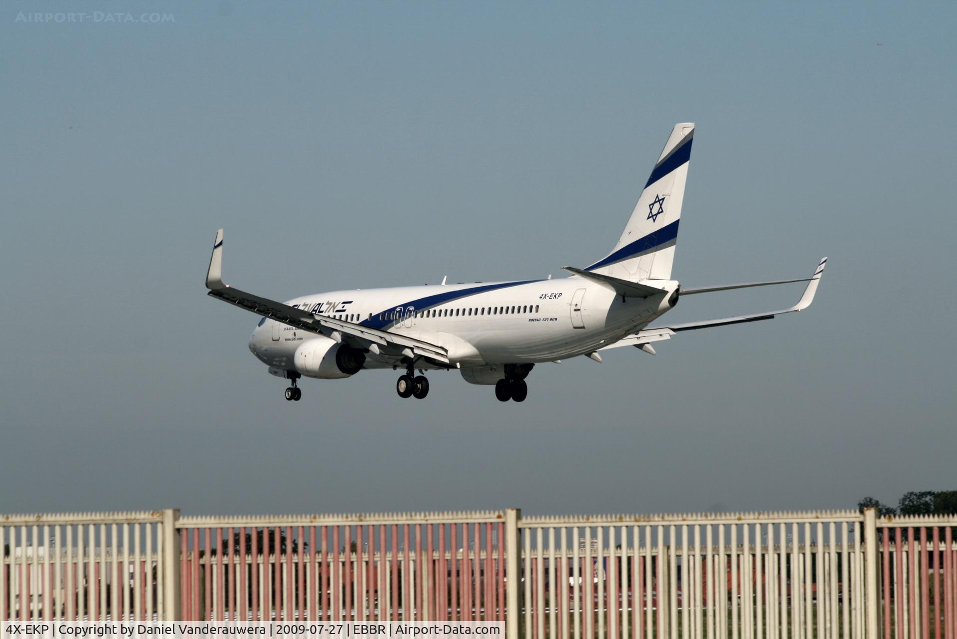 4X-EKP, 2001 Boeing 737-8Q8 C/N 30639, several seconds before landing on rwy 25L