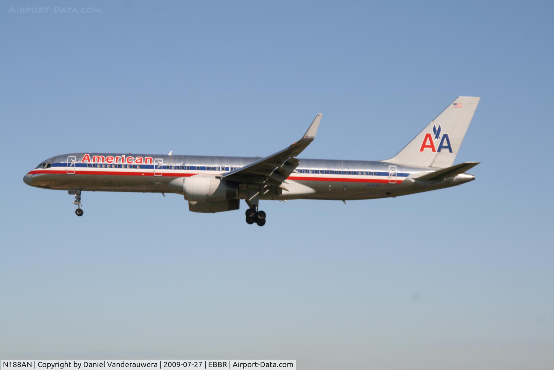N188AN, 2001 Boeing 757-223 C/N 32382, arrival of flight AA175 to rwy 25L