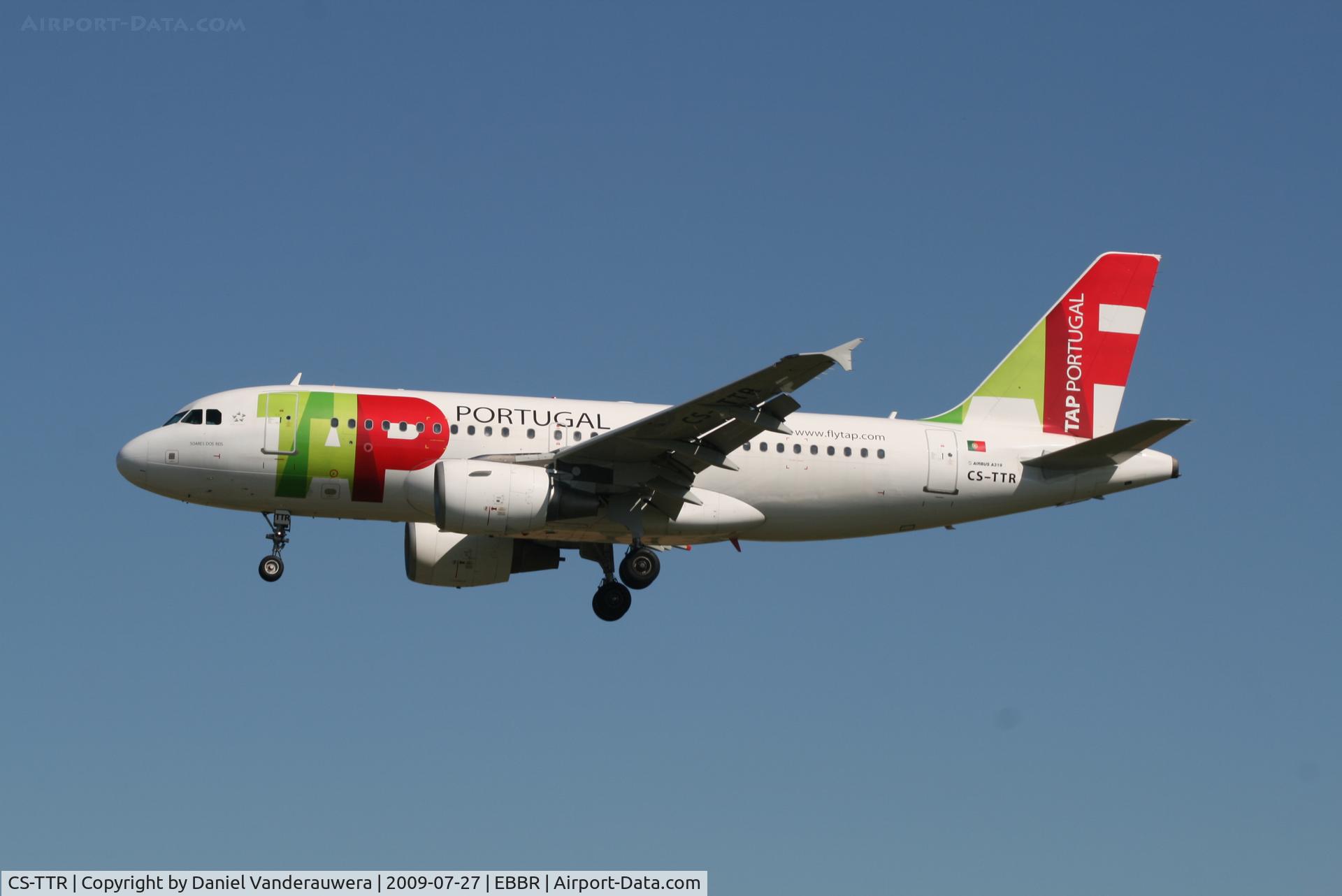 CS-TTR, 2002 Airbus A319-112 C/N 1756, flight TP604 is descending to rwy 25L
