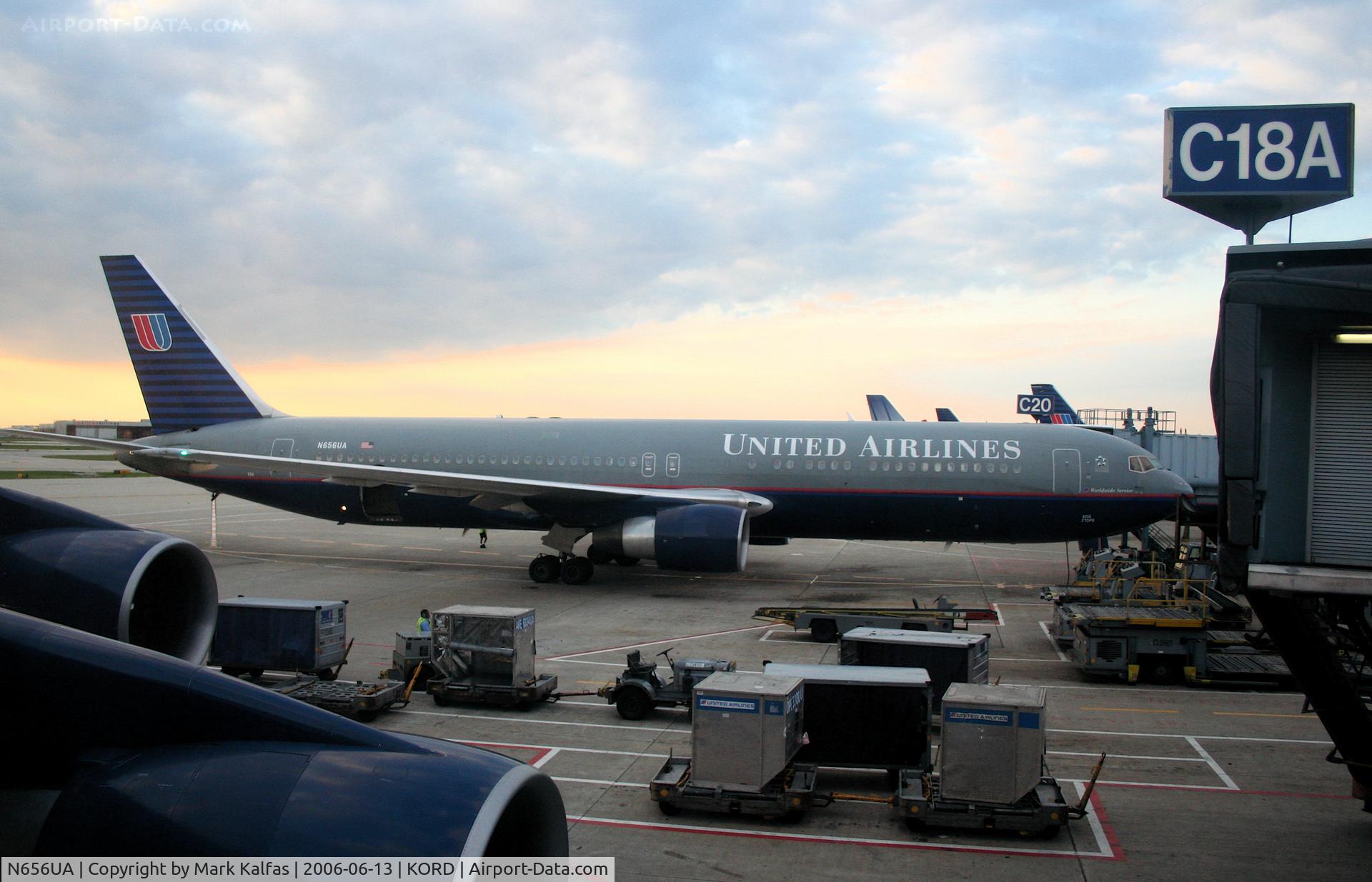 N656UA, 1992 Boeing 767-322 C/N 25394, United Airlines Boeing 767-322, N656UA at gate C20 KORD.